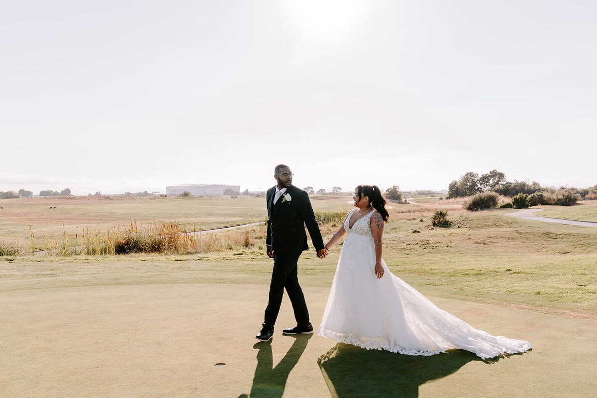 newlyweds in front of golden gate bridge