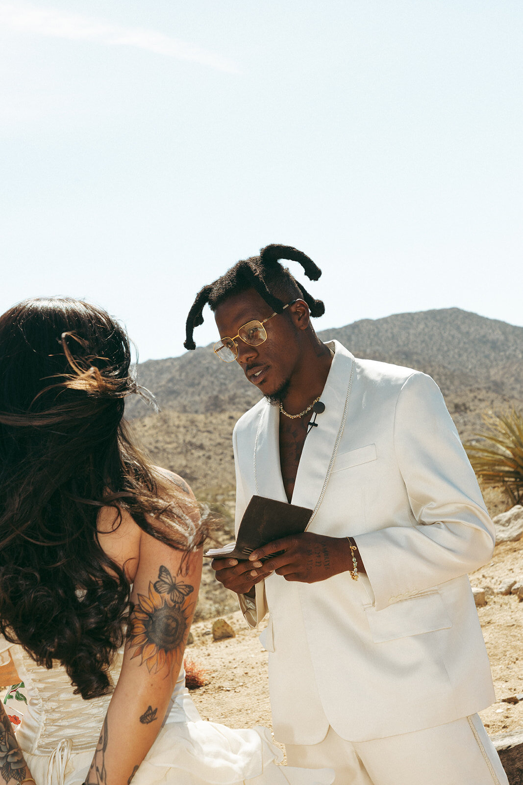 Faye-Fern-Creative-GoldenVibesPhoto-Sacred-Sands-Joshua-Tree-Wedding-Richie-James-Clara-Critchfield-Ceremony-37