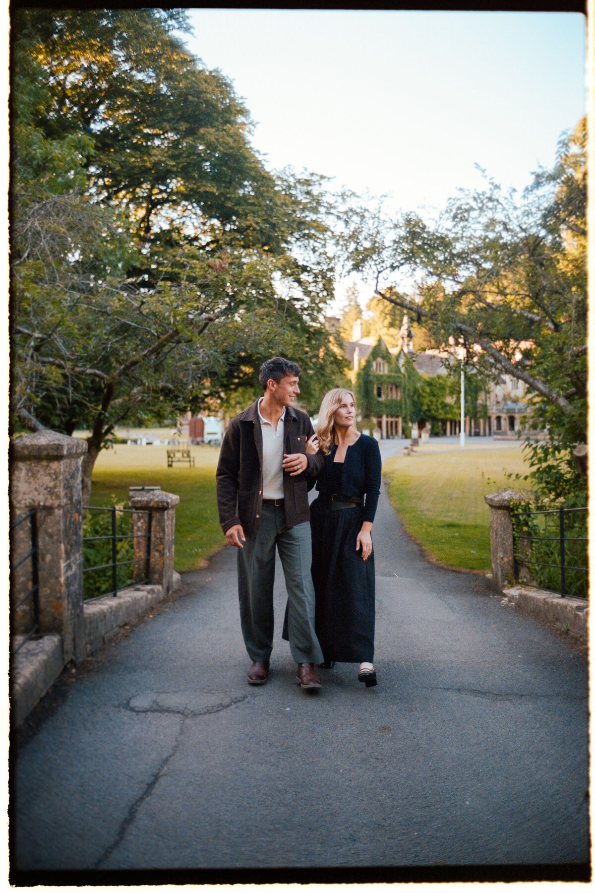 castle-combe-couple-portraits-analogue-3