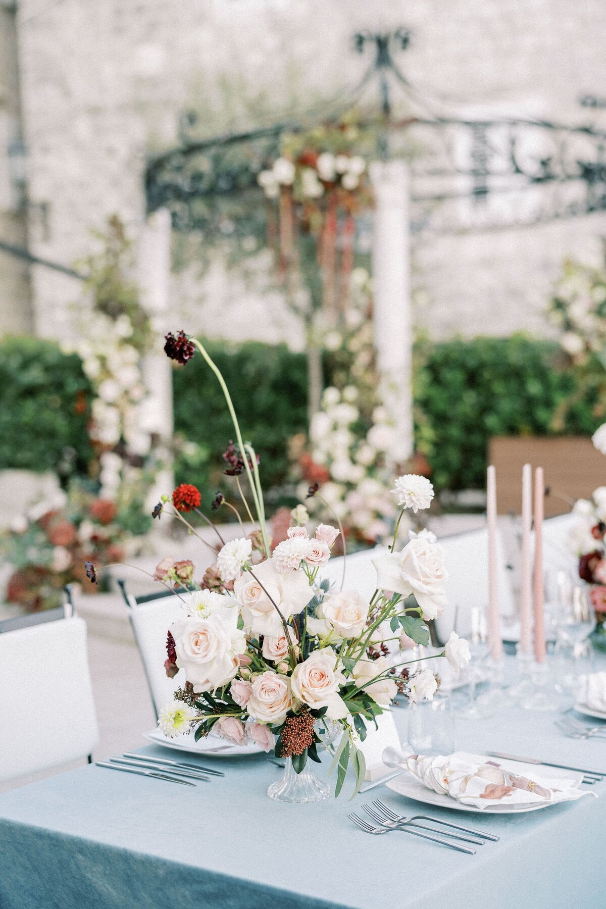 bouquet-flowers-festive-table-candles-plates