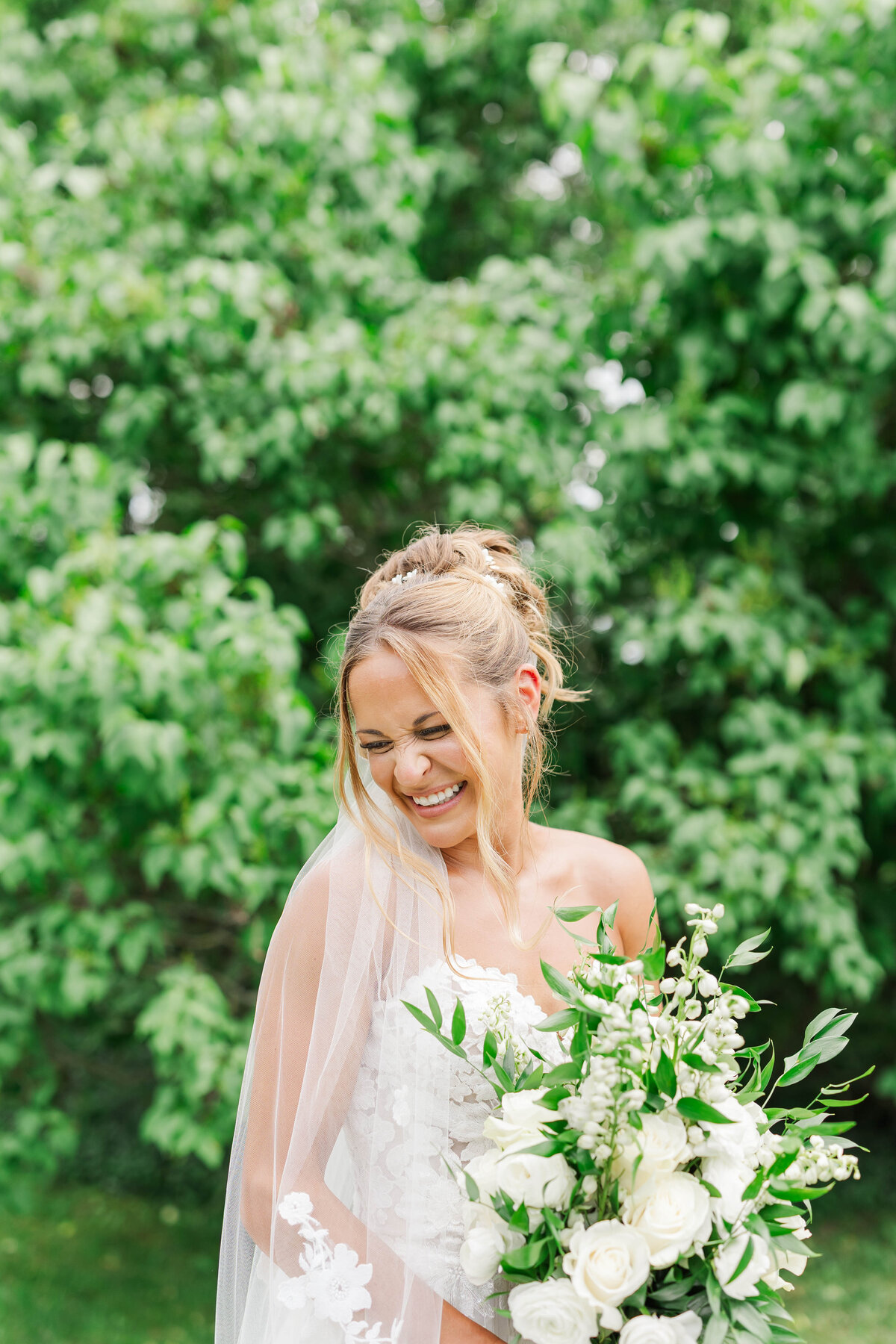 northern-michigan-wedding-photographer-bride-with-bouquet