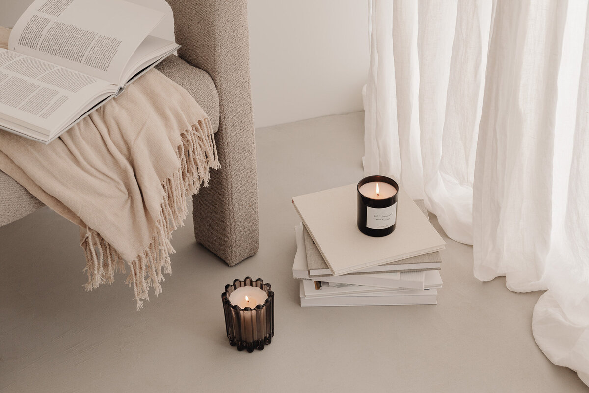 kaboompics_home-decorations-beige-armchair-candles-book-blanket-32090