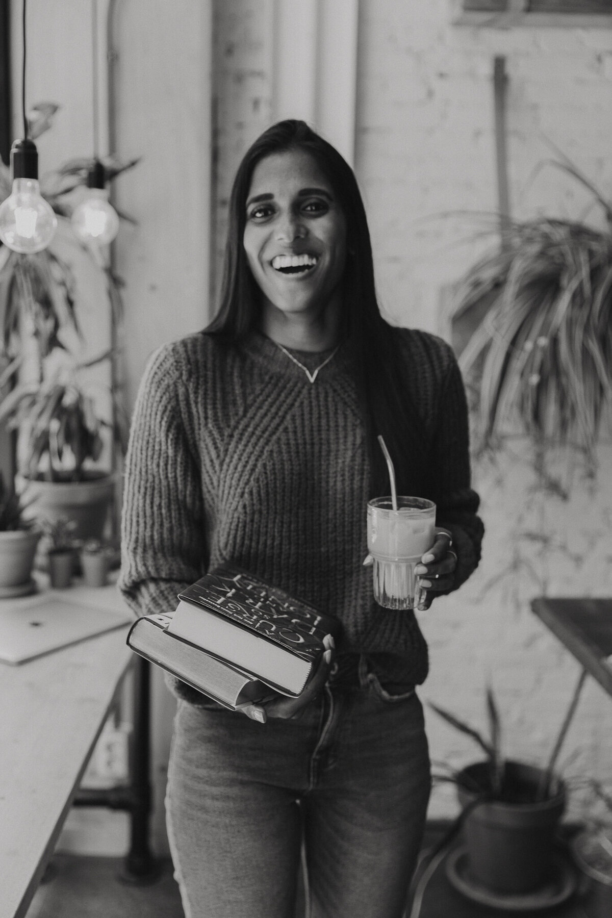 WEB - Monisha van Heteren Books and Dreams portret branding shoot Rotterdam Starbucks Backyard | Samantha Bosdijk Photography-35