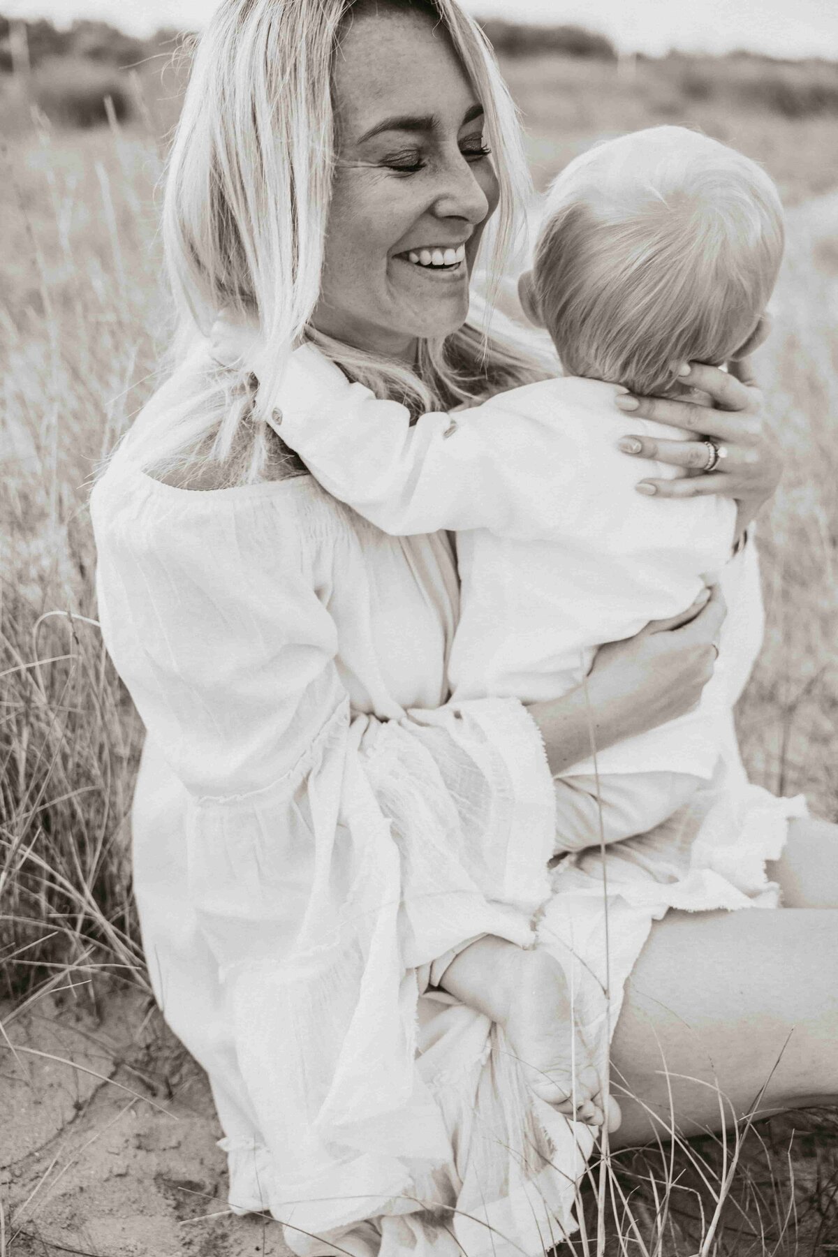 mama en zoontje knuffelen