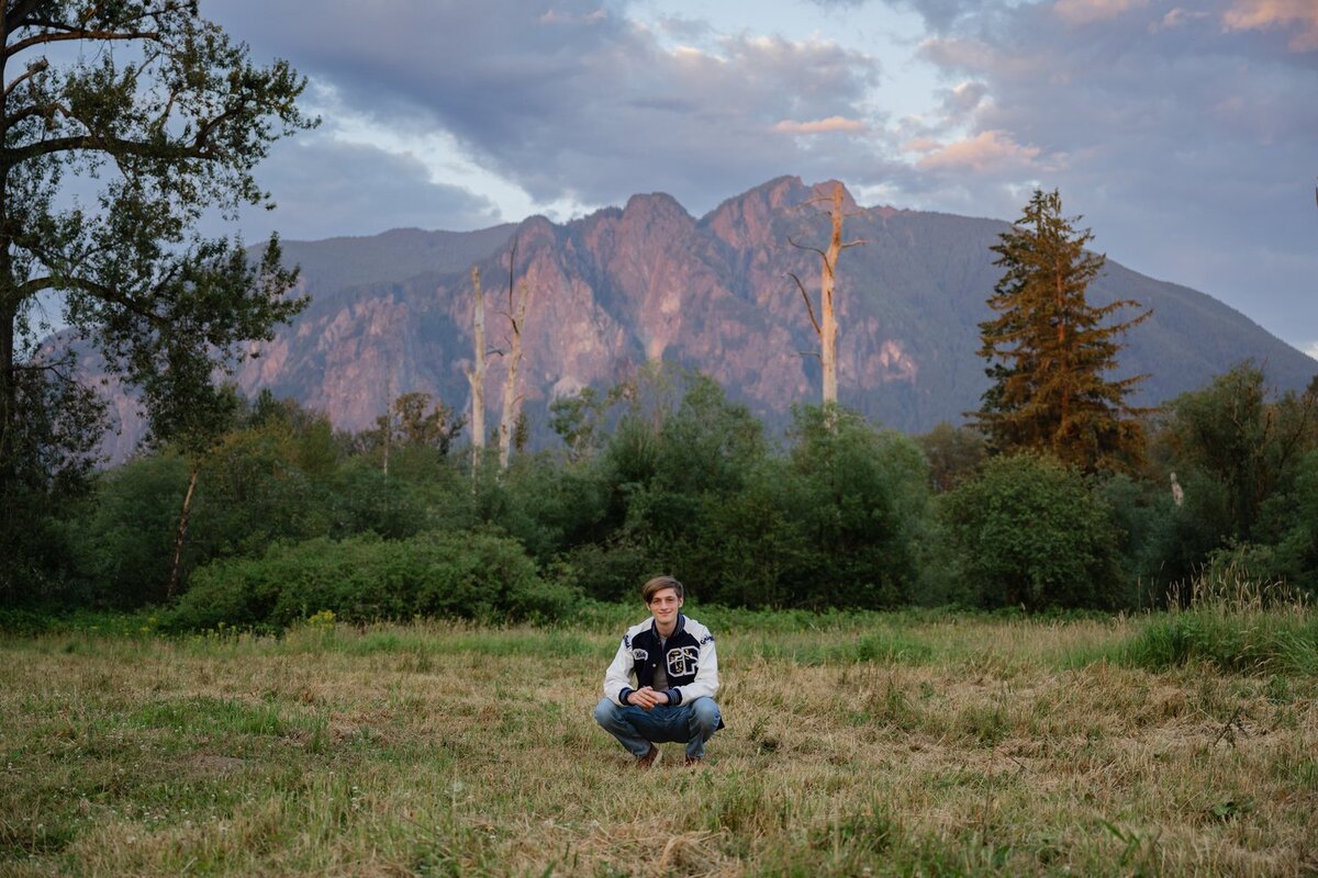 mount si high school guy pose in open field