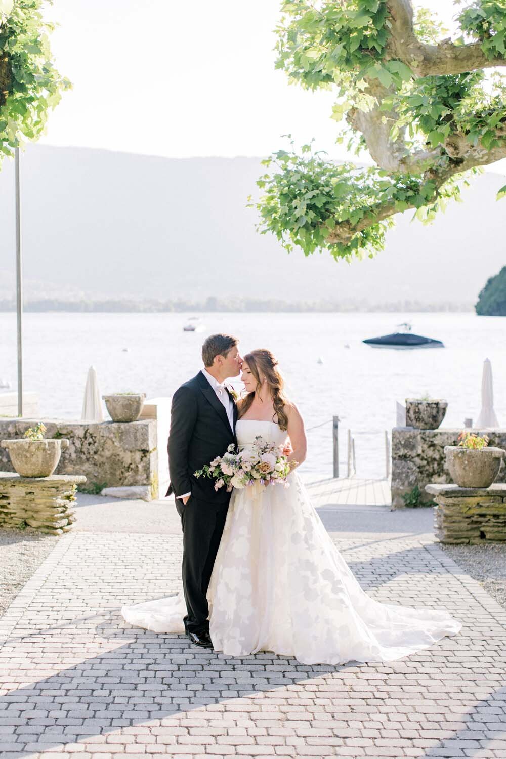 Alexandra & John romantic blush and lavender wedding by the Annecy Lake - Veronique Lorre floral designer - The Komans photography42