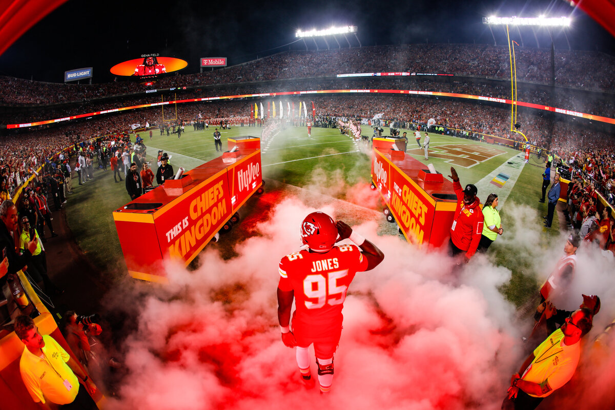 kansas-city-sports-photography-chiefs-0016-tunnel-entrance-players-with-smoke