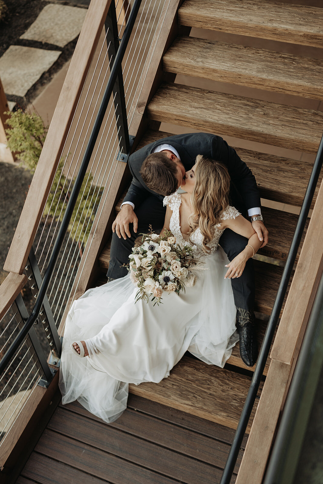 gatlinburg-tn-destination-wedding-venue-couple-posing-ideas