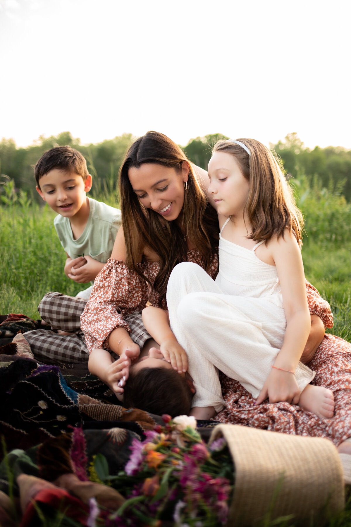 playful-outdoor-family-session-garden-city-ny