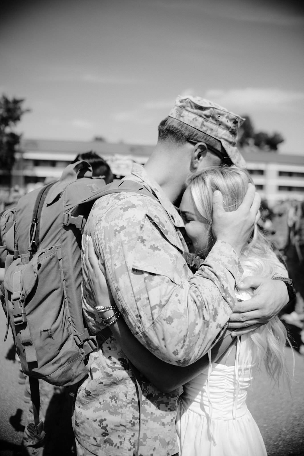 camp-pendleton-homecoming-hug