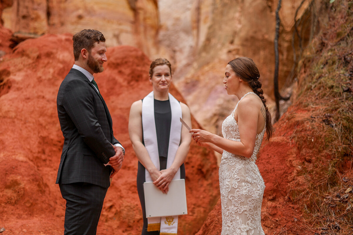 bride saying vows to her husband during elopement at Providence Canyon State Park by Columbus Georgia elopement photographer Amanda Richardson Photography