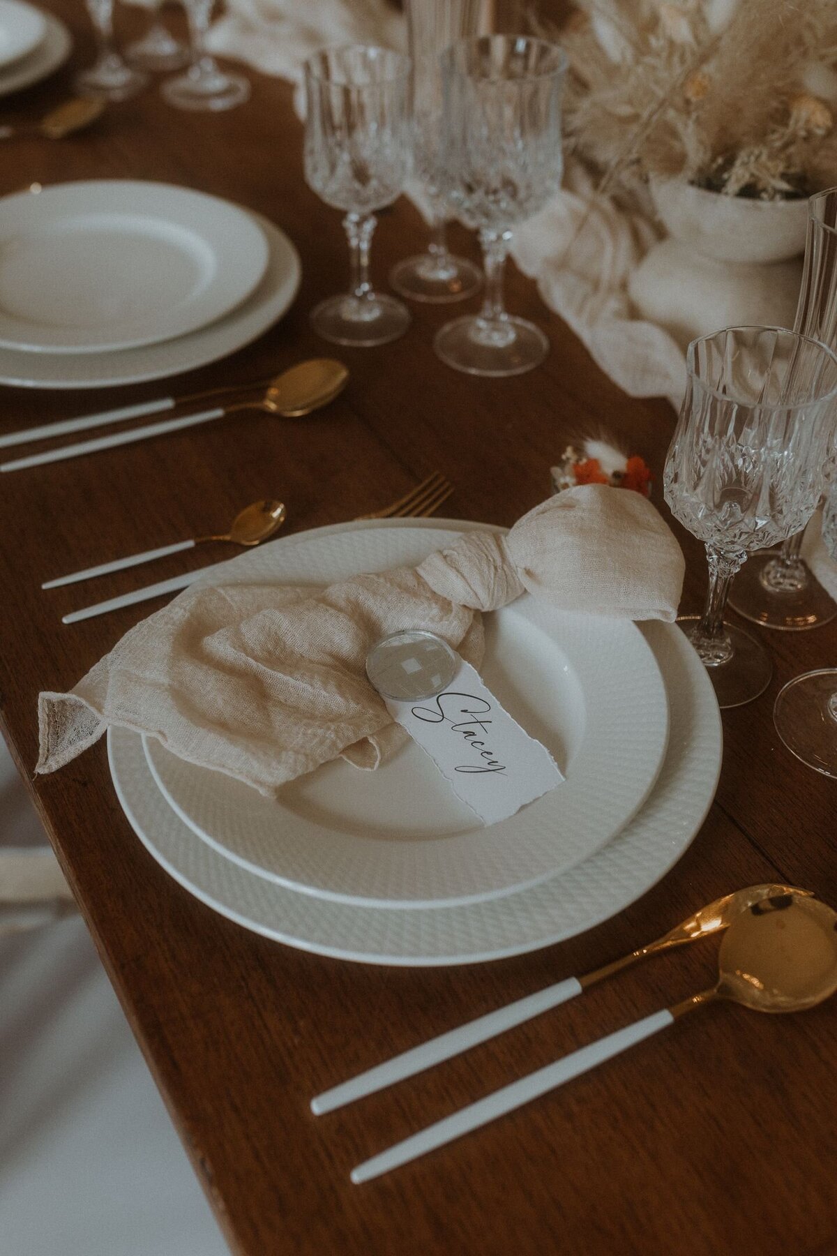 Backstage shooting disco chic : gros plan du la table réalisée par Ma déco chic. Ici une assiette invité avec maque-place disco et serviette beige