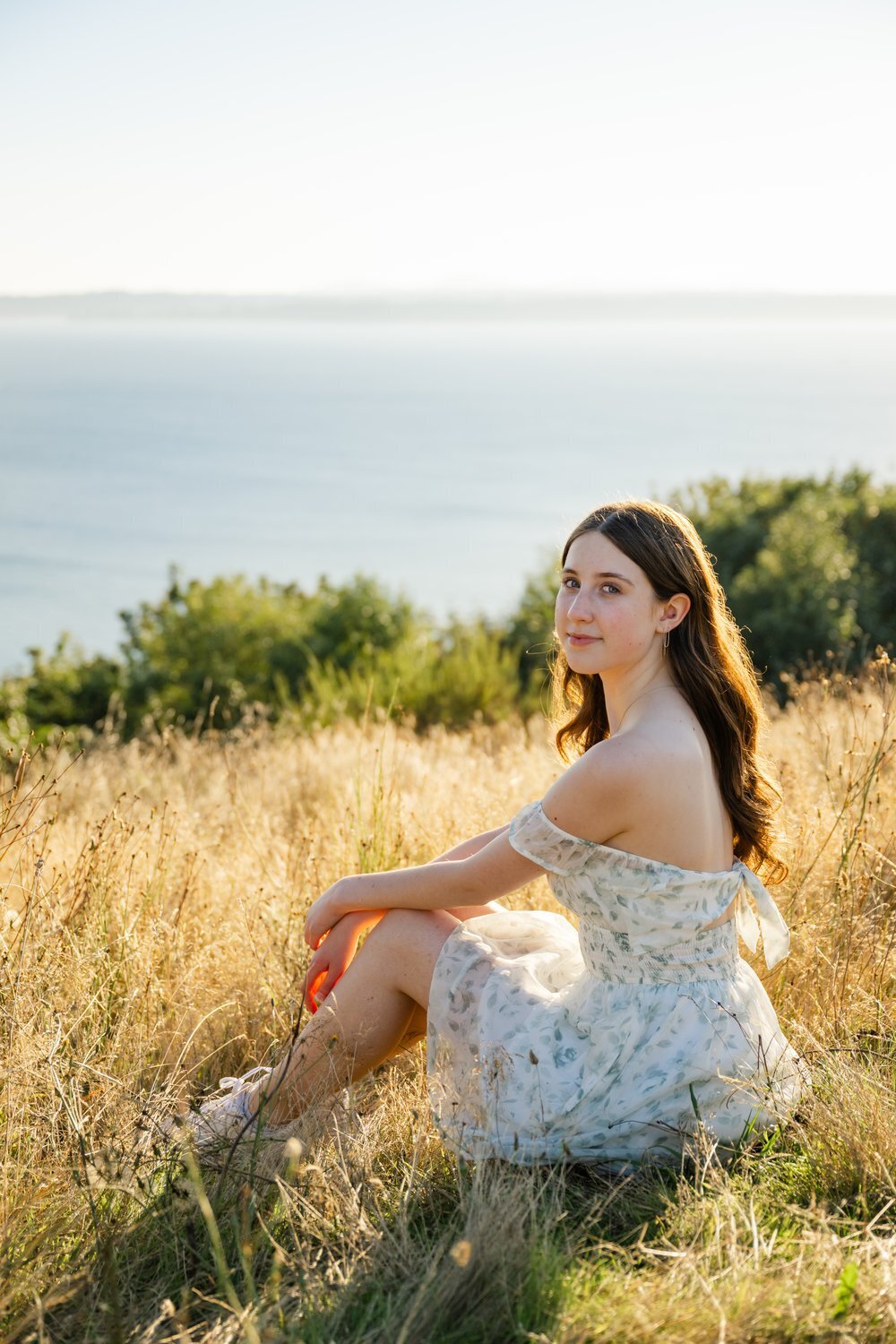 discovery park senior portraits seated on bluff