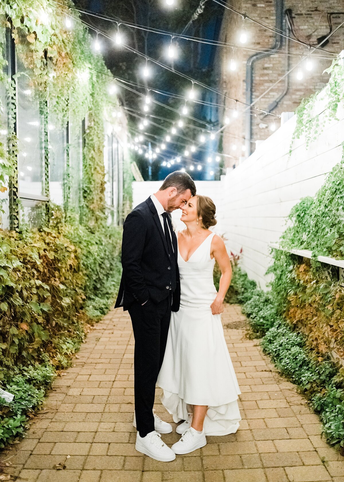 rempel-photography-chicago-wedding-photography-bright-colorful-timeless-fun-room-1520-summer-wedding-ivy-loft-west-loop-white-brick-walls_0410