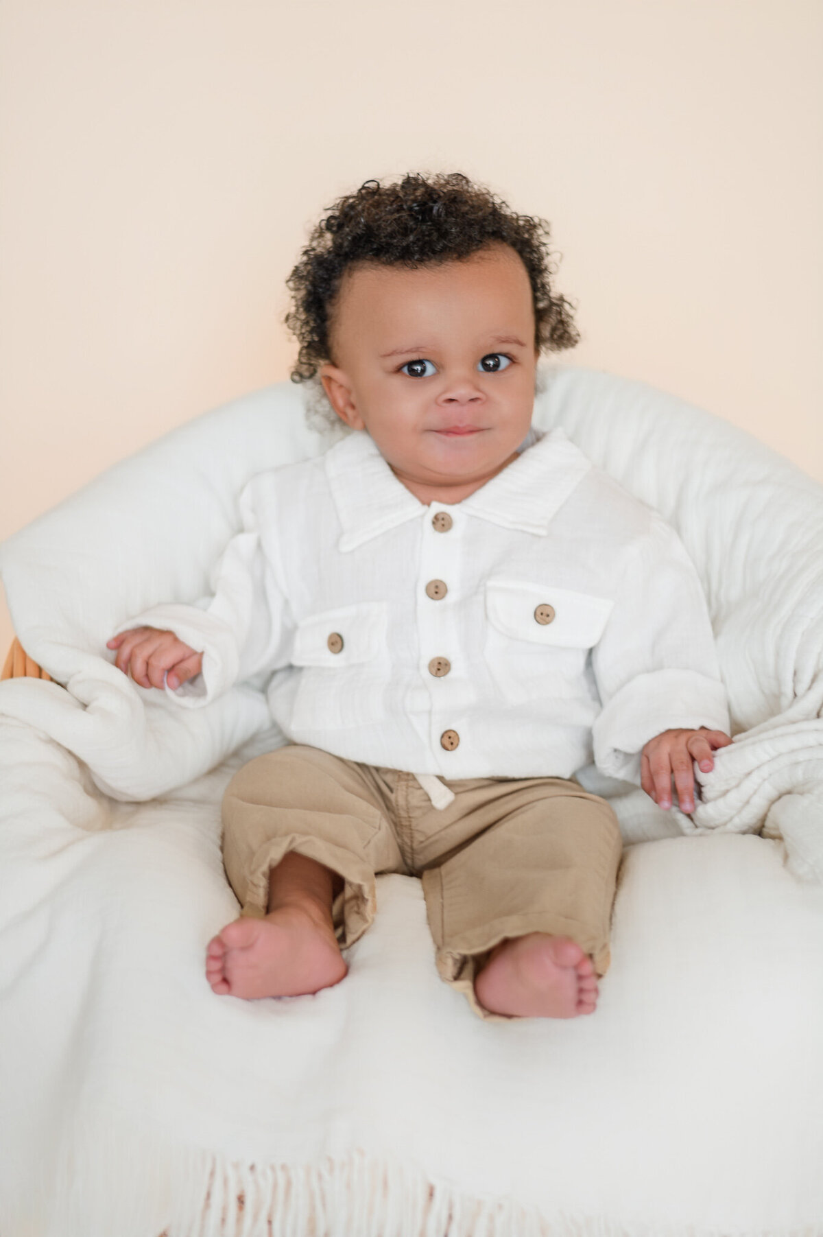 minimalist-baby-photo-light-backdrop-neutral-tones