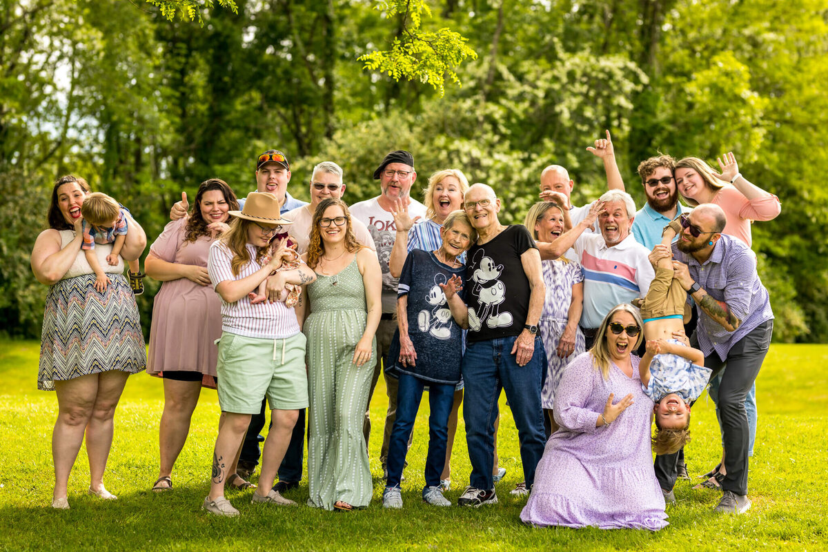 cincinnati-extended-family-fun-silly-candid-large-group-photo