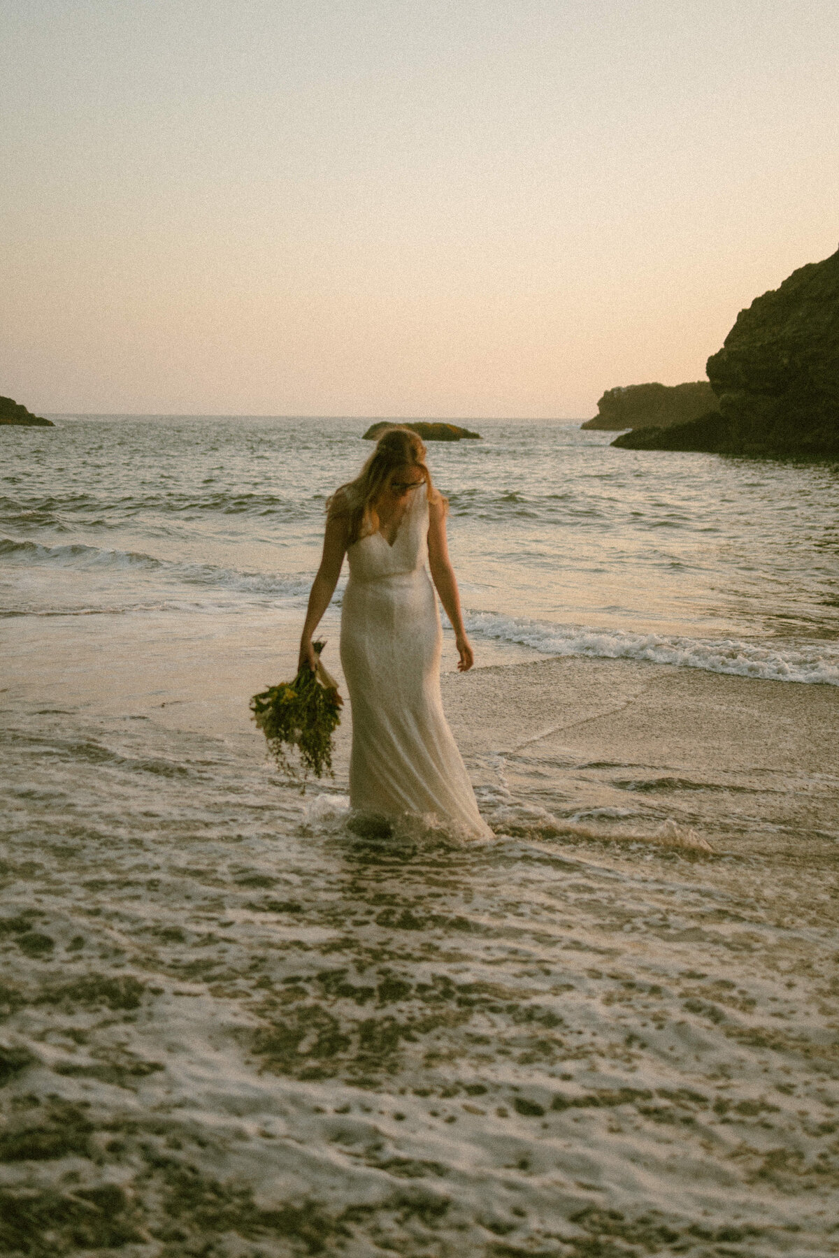 oregon-coast-secret-beach-sunset-elopement-filmy-presets-jayde-mikenzie-photography-11