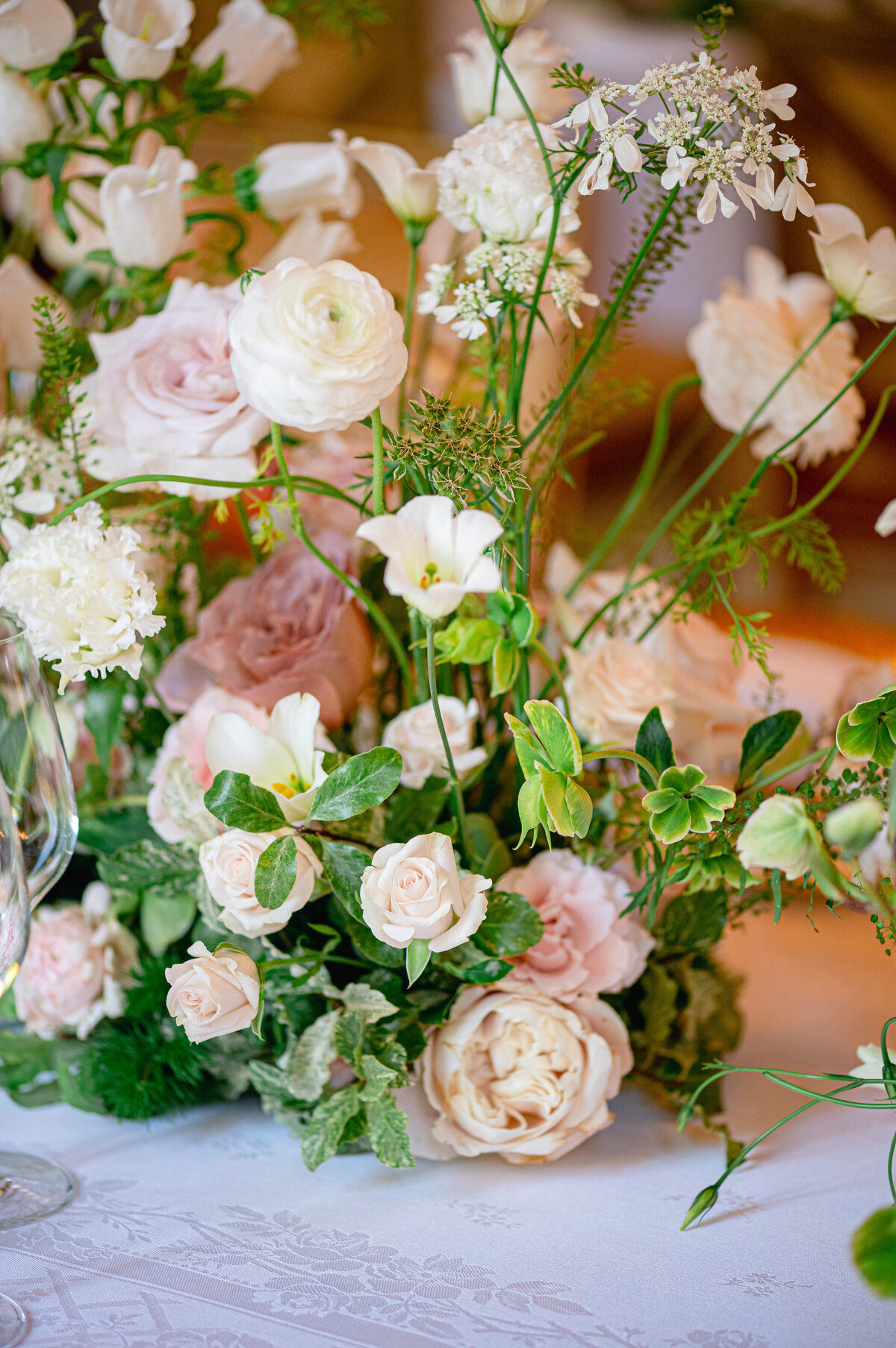Luxury wedding at Shangri-La Paris, floral design by wedding photographer Eiffel tower