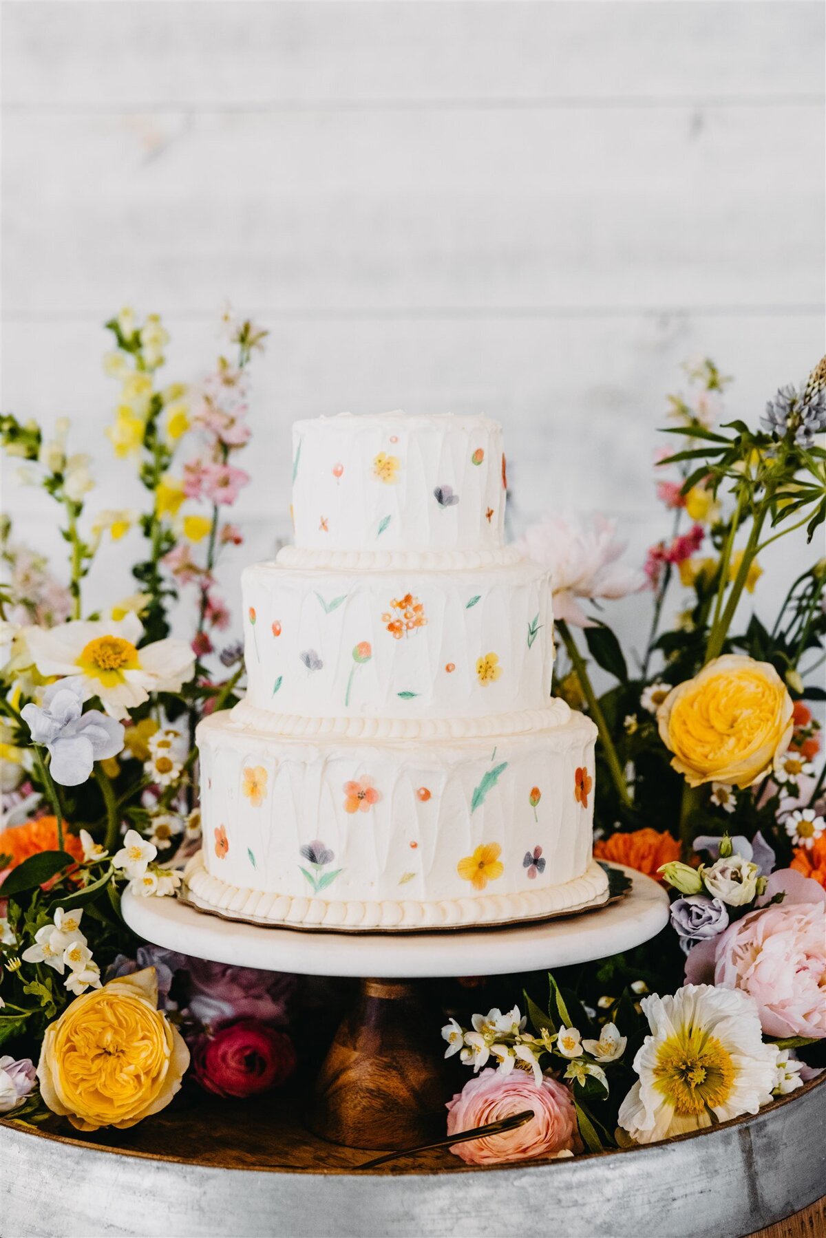 edible wafer flowers on cake, colorful cake flowers