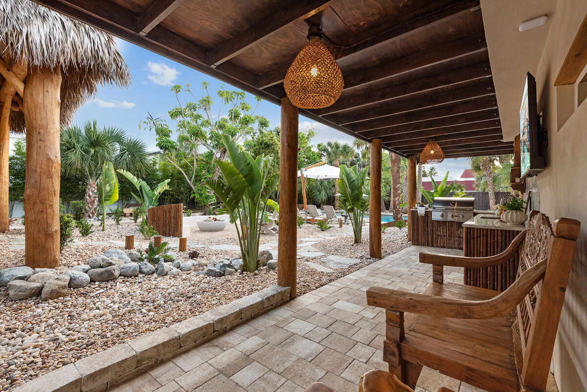 01-luxury-airbnb-florida-al-fresco-dining-space