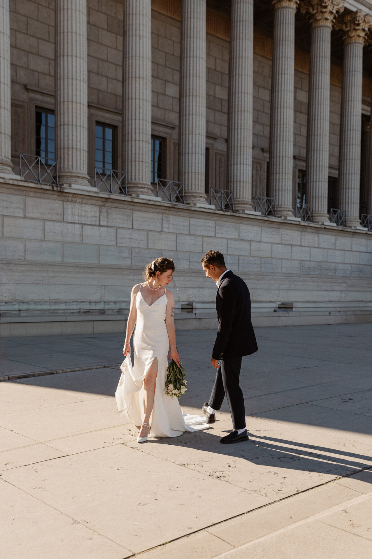 Anais-et-Nicolas-mariage-couple-colonnes-cour-d-appel-lyonjpg