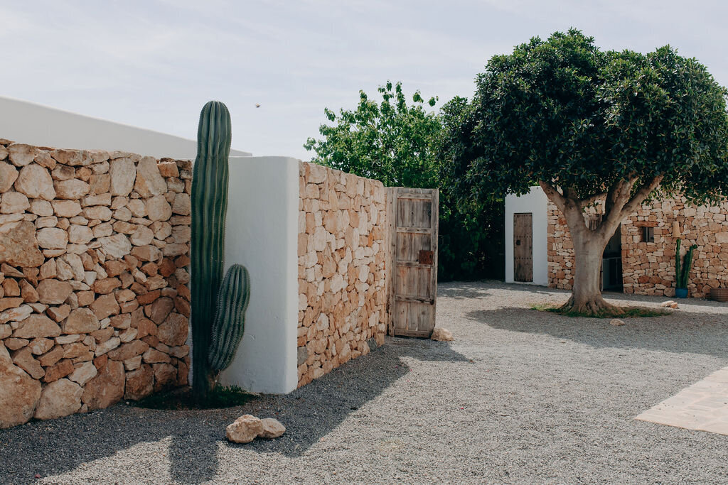 all white modern vibes in Ibiza - Veronique lorre destination florist and designer1