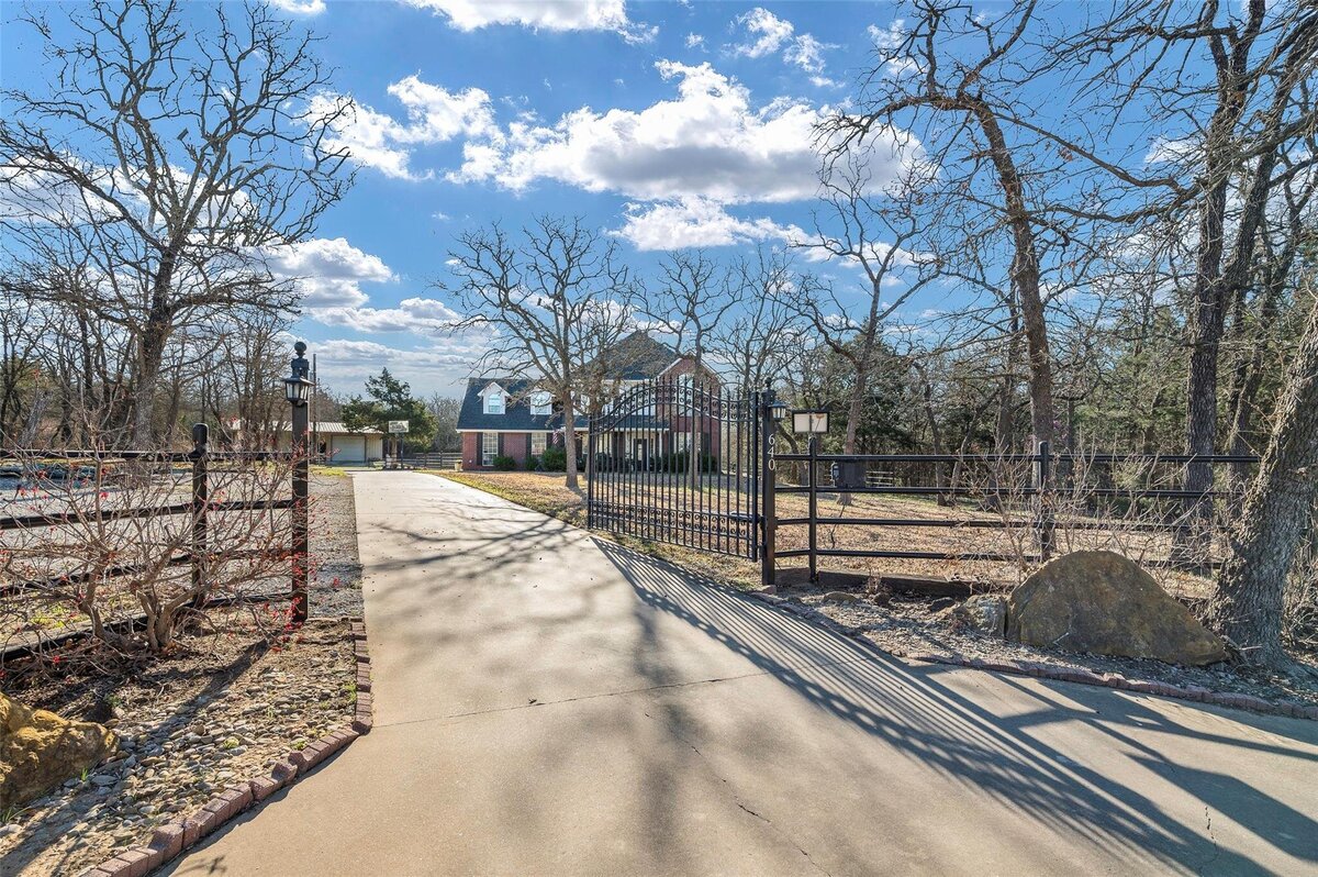 Gated entrance for 3 acre home for sale in Collinsville, Tx