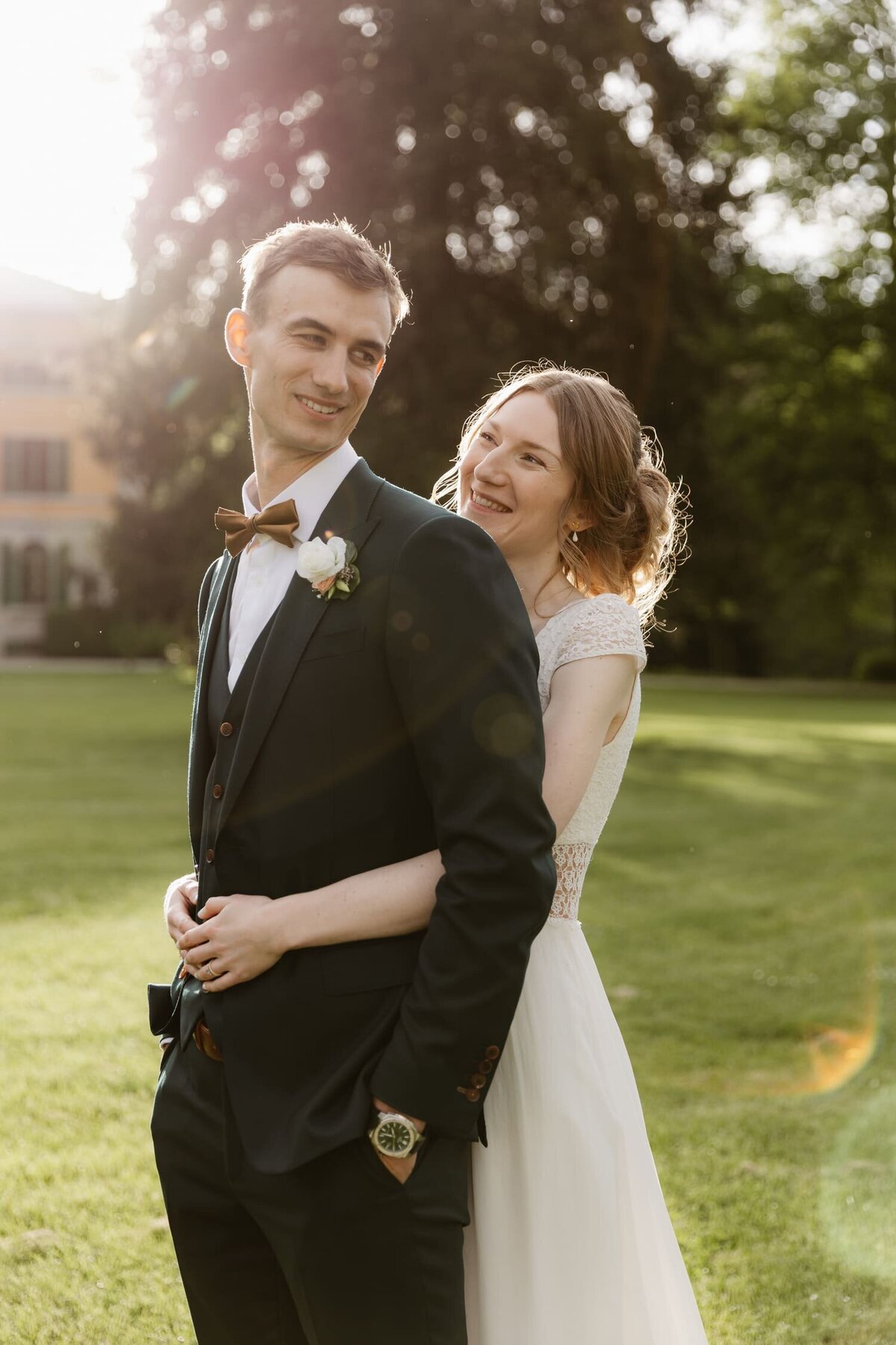 Elodie-et-Ludvik-mariage-couple-exterieur-parc-chateau3