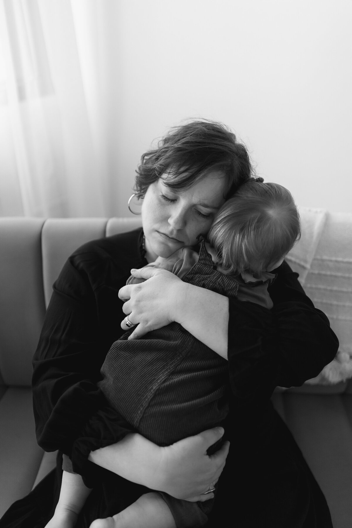 mother-child-black-and-white-hug