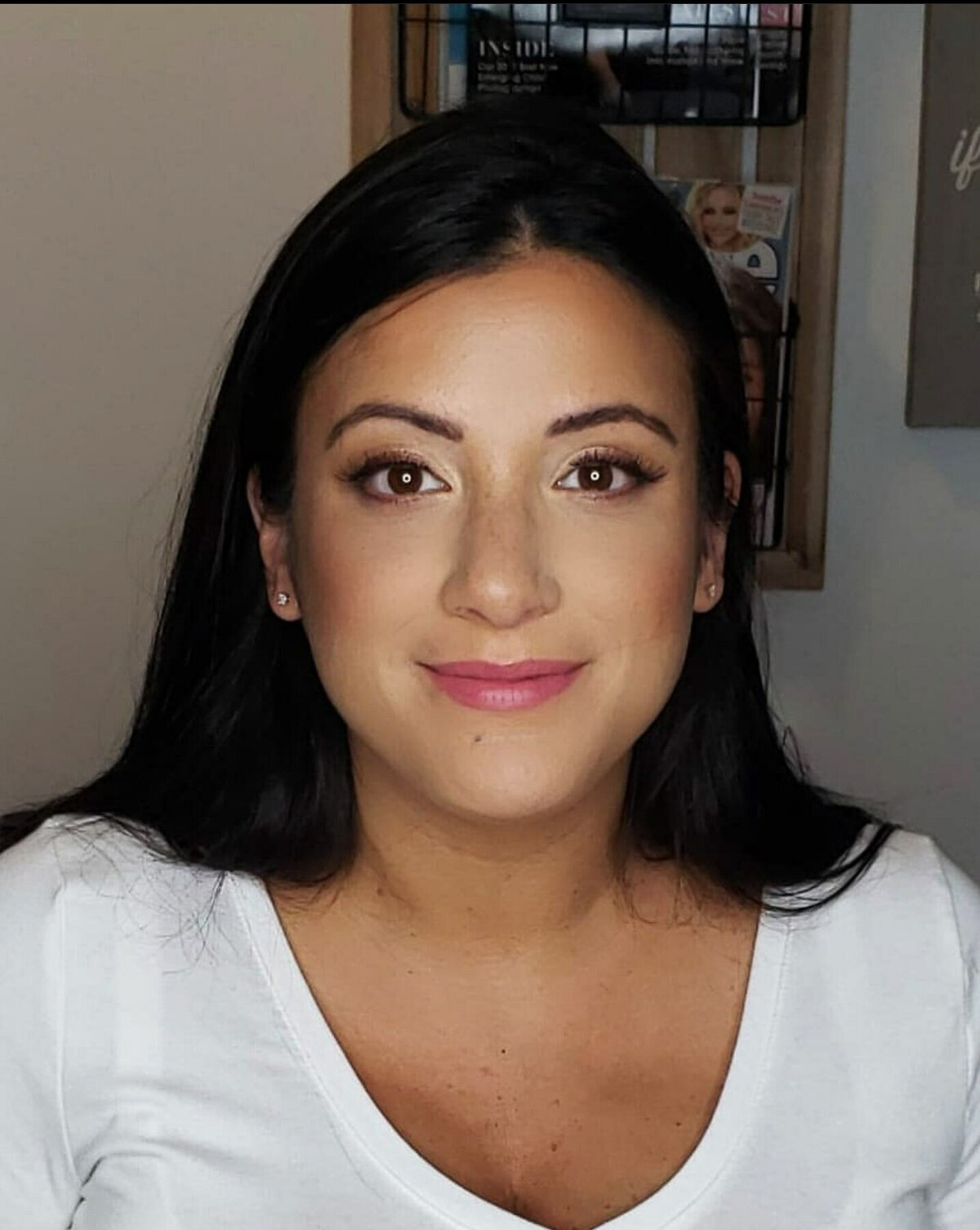 Close-up of glowing skin and pink-toned lips – beauty look by Lydia Arroyo.