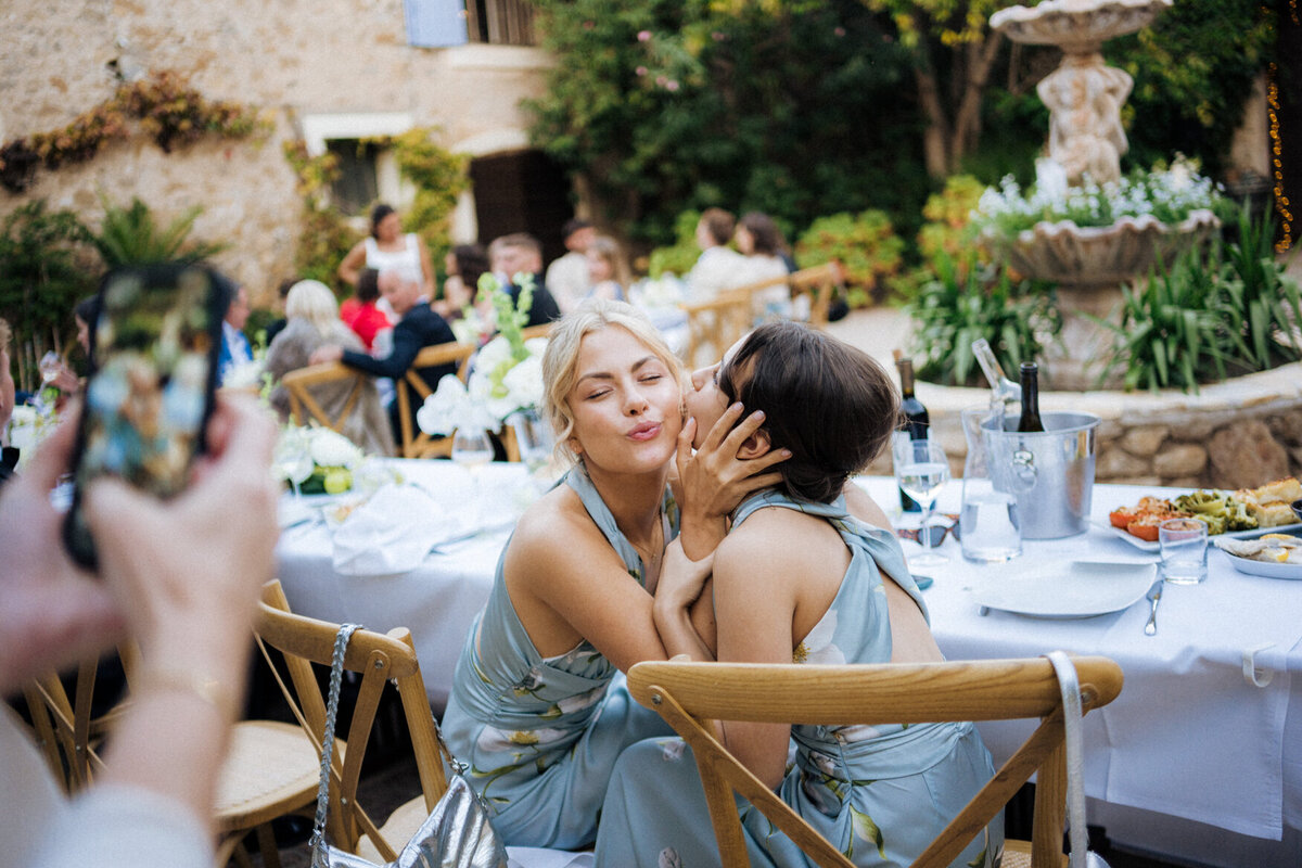 elegant-wedding-guests-destination-france