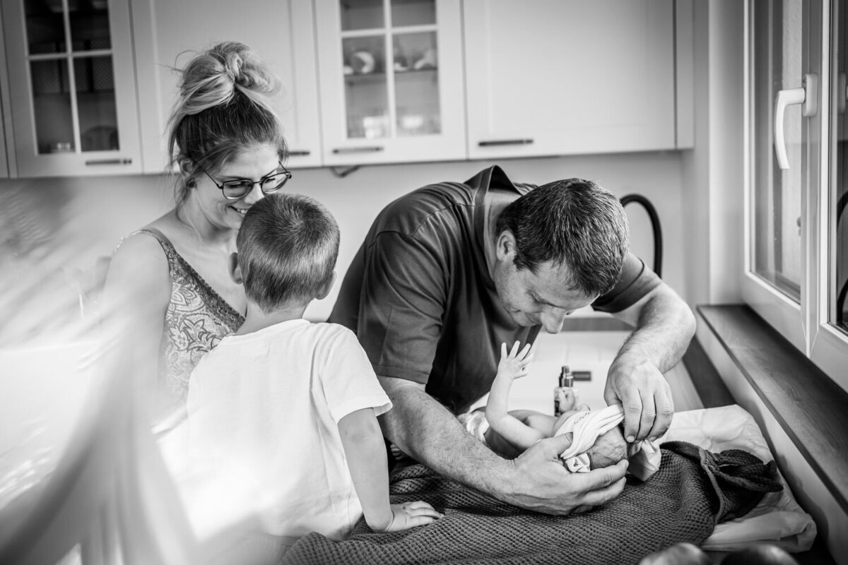 Lifestyle-newborn-foceni-doma_rodinna-fotografka-Praha-vychod_Karolina-Ticha-9