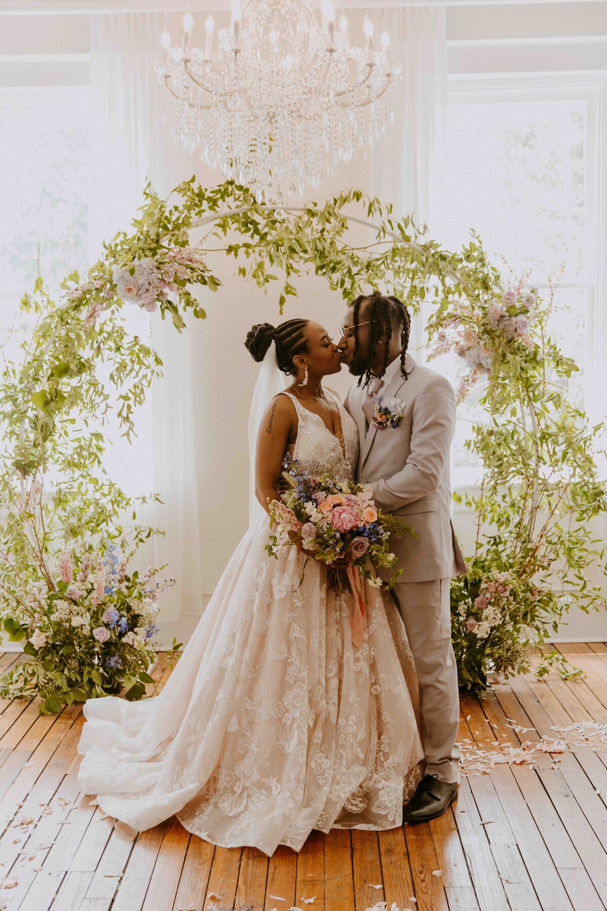 WHIMSICAL-GARDEN-WEDDING-SAVANNAH-BOTTLE-WORKS-BAREFOOT-ROYALTY-PHOTOGRAPHY116