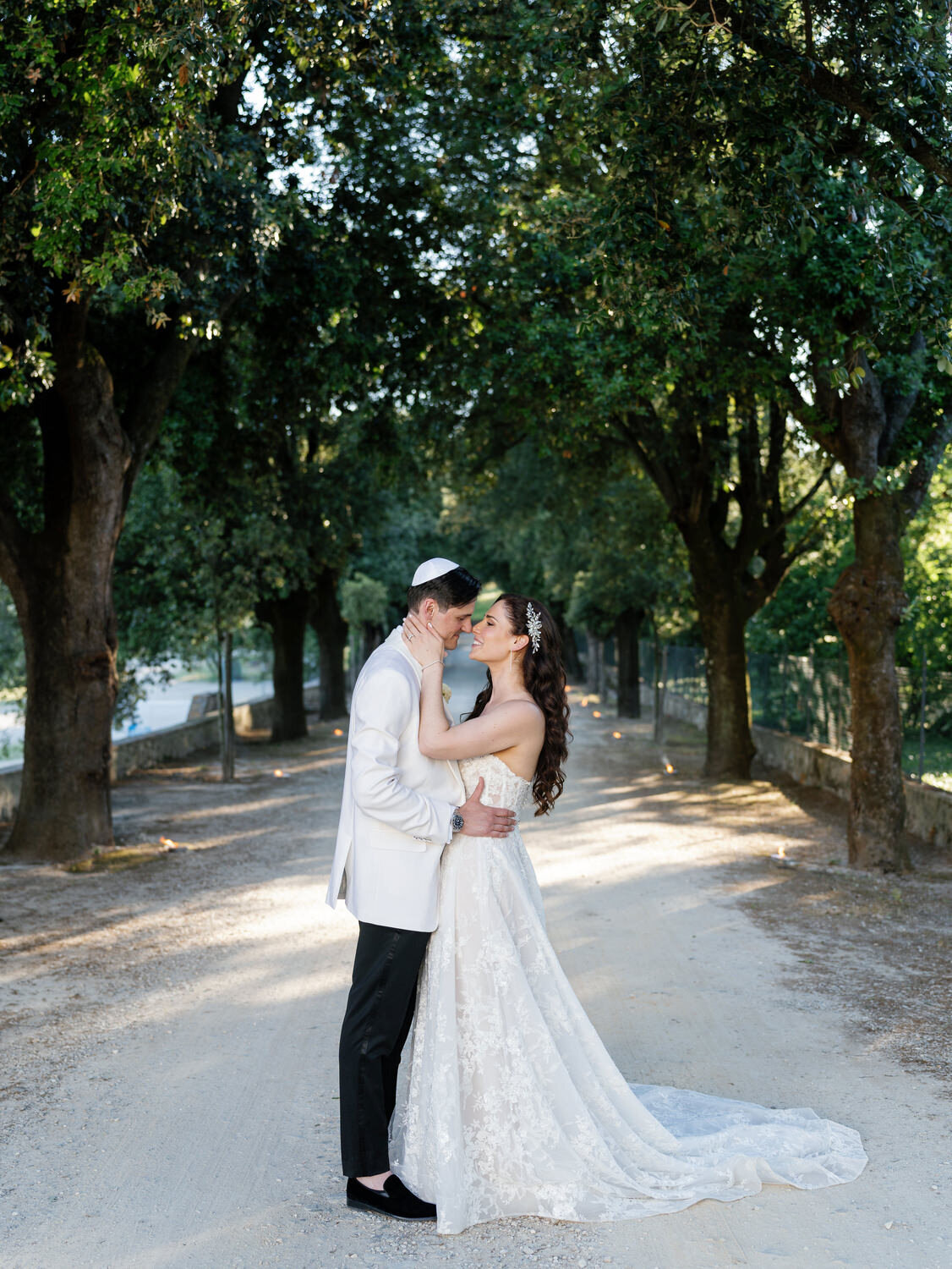 115-Romantic-Kiss-at-Villa-Corsini