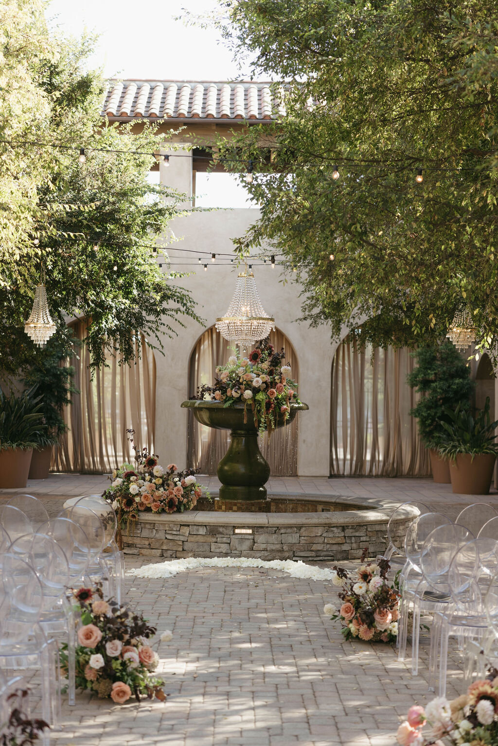 pretty-palm-leaf-event-co-molly-and-rodrigo-wedding-in-serra-plaza-26