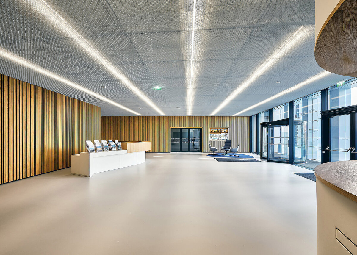 Innenarchitekturfotografie des Empfangsbereichs am Campus Krems – hochwertige Darstellung moderner Raumkonzepte für Architektur- und Businesskunden in ganz Österreich