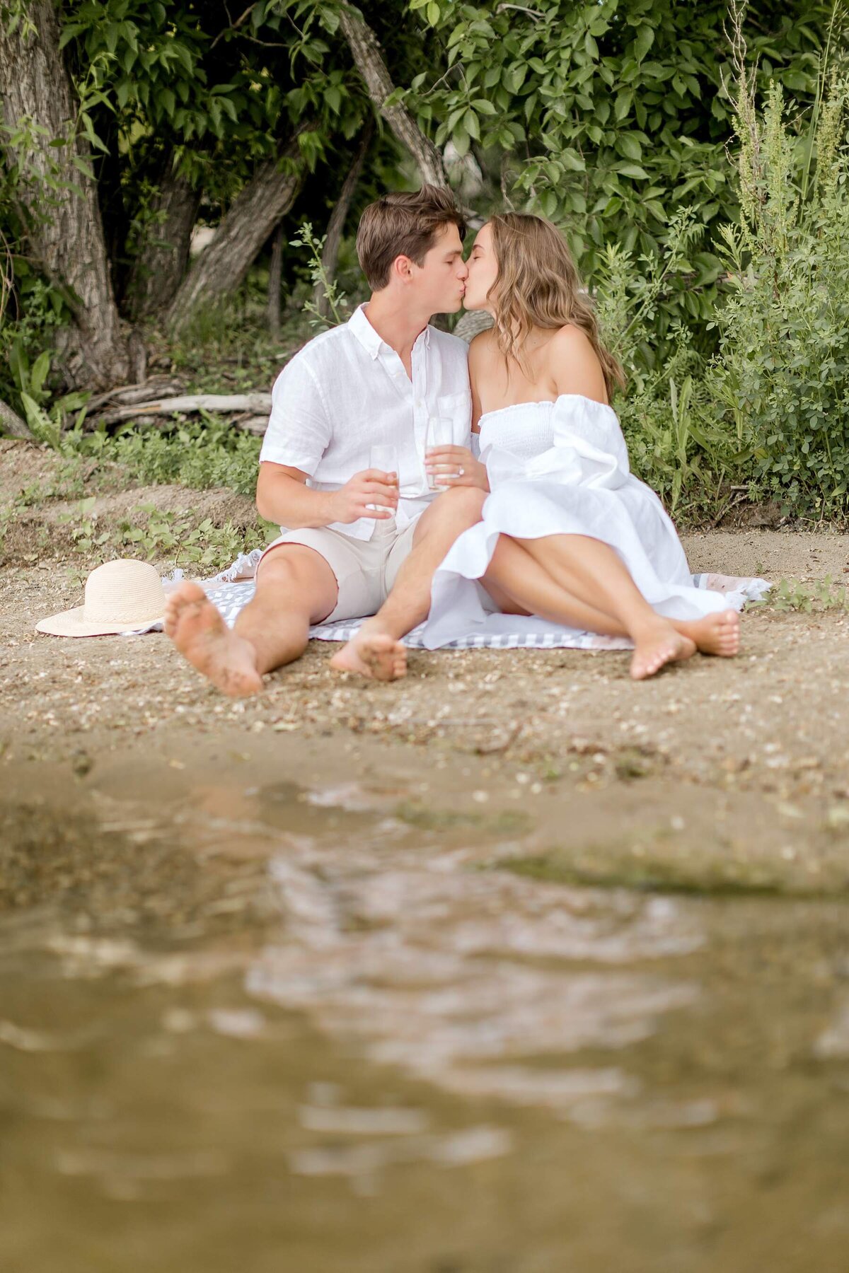 MN-best-photographer-wedding-engagement-near-me-alexandra-robyn-beach-engagement_0042