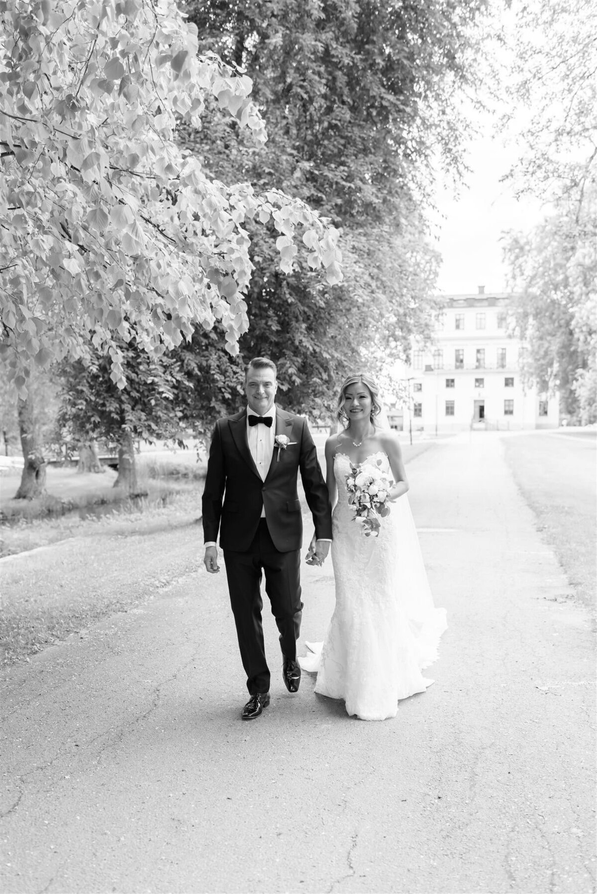 Bröllopsfotograf i Stockholm helloalora Anna Lundgren tidlöst bröllopsporträtt i slottsträdgården destination slottsbröllop Rånäs Slott i Roslagen