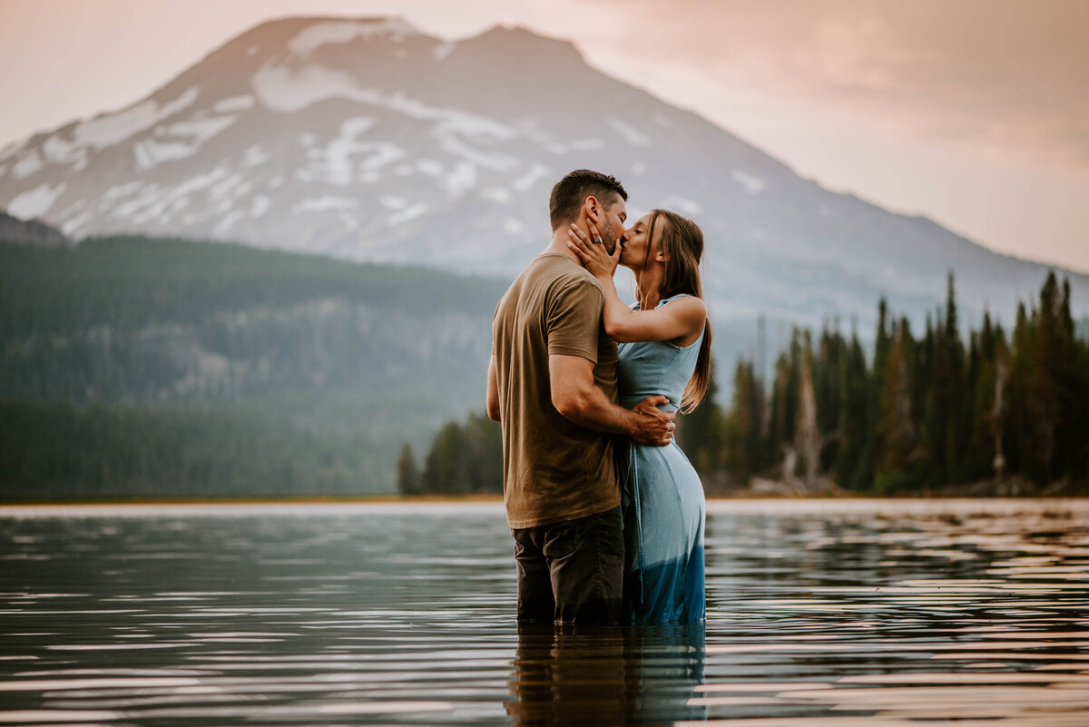 sparks-lake-oregon-couple-photographer-elopement-bend-lakes-bachelor-sisters-sunset-6495