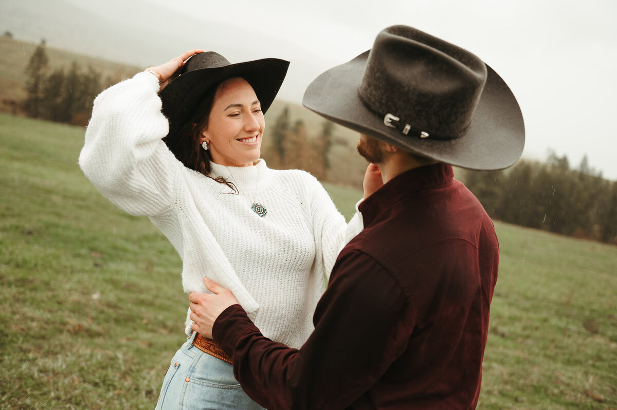 presley-gray-photo-montana-western-style-engagement-3875