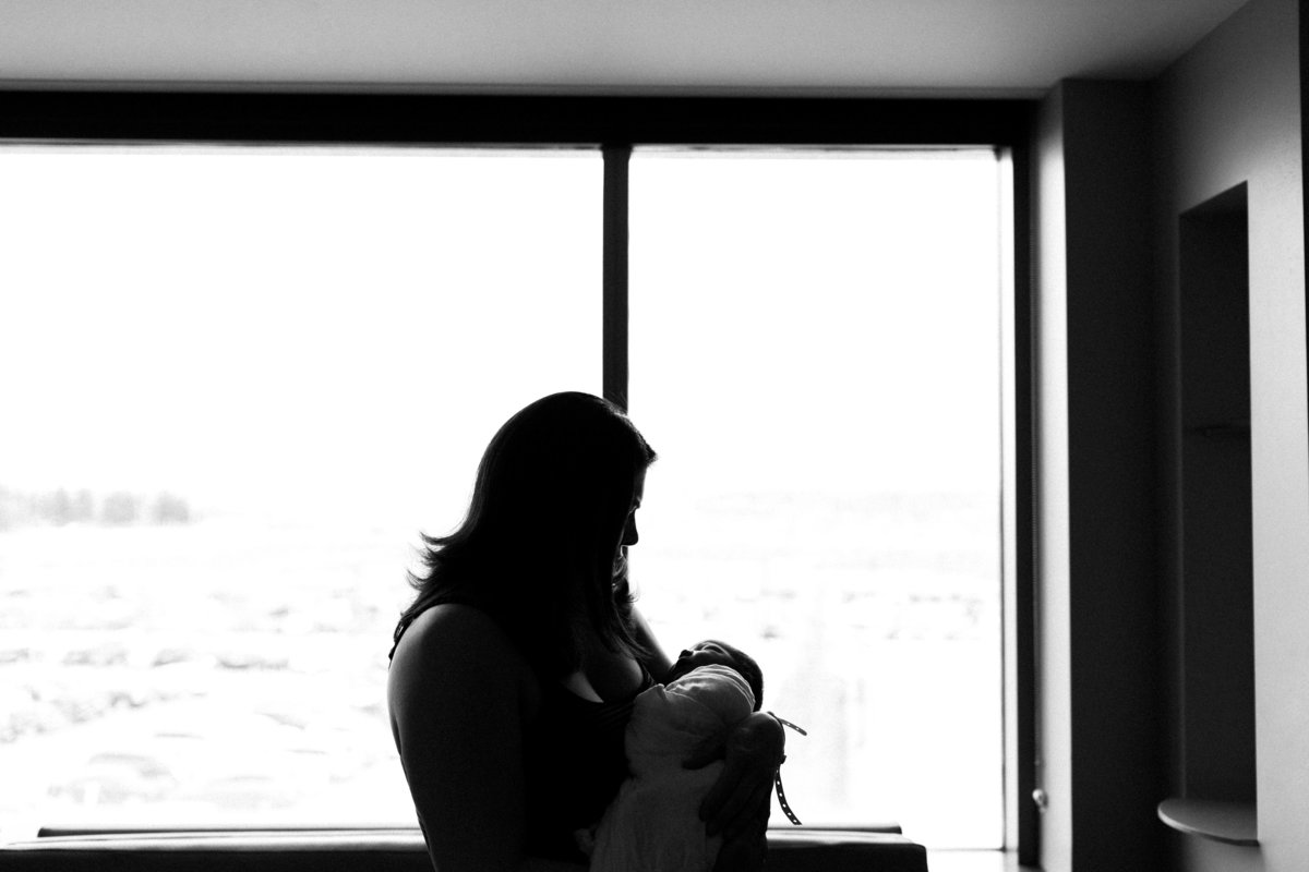 Elle Baker Photography captures mother holding her newborn baby for the first time
