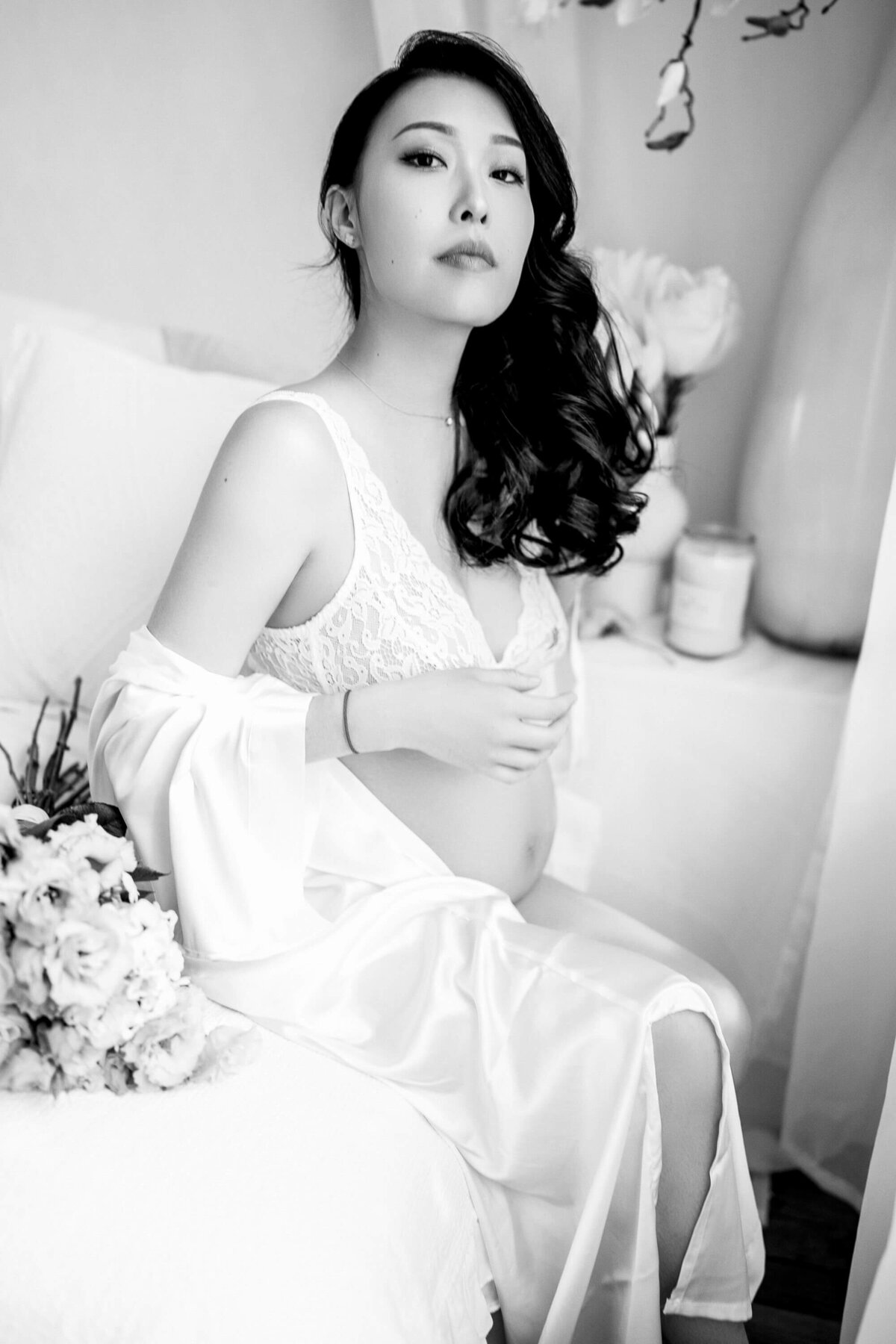 photo noir et blanc d'une femme enceinte en lingerie blanche