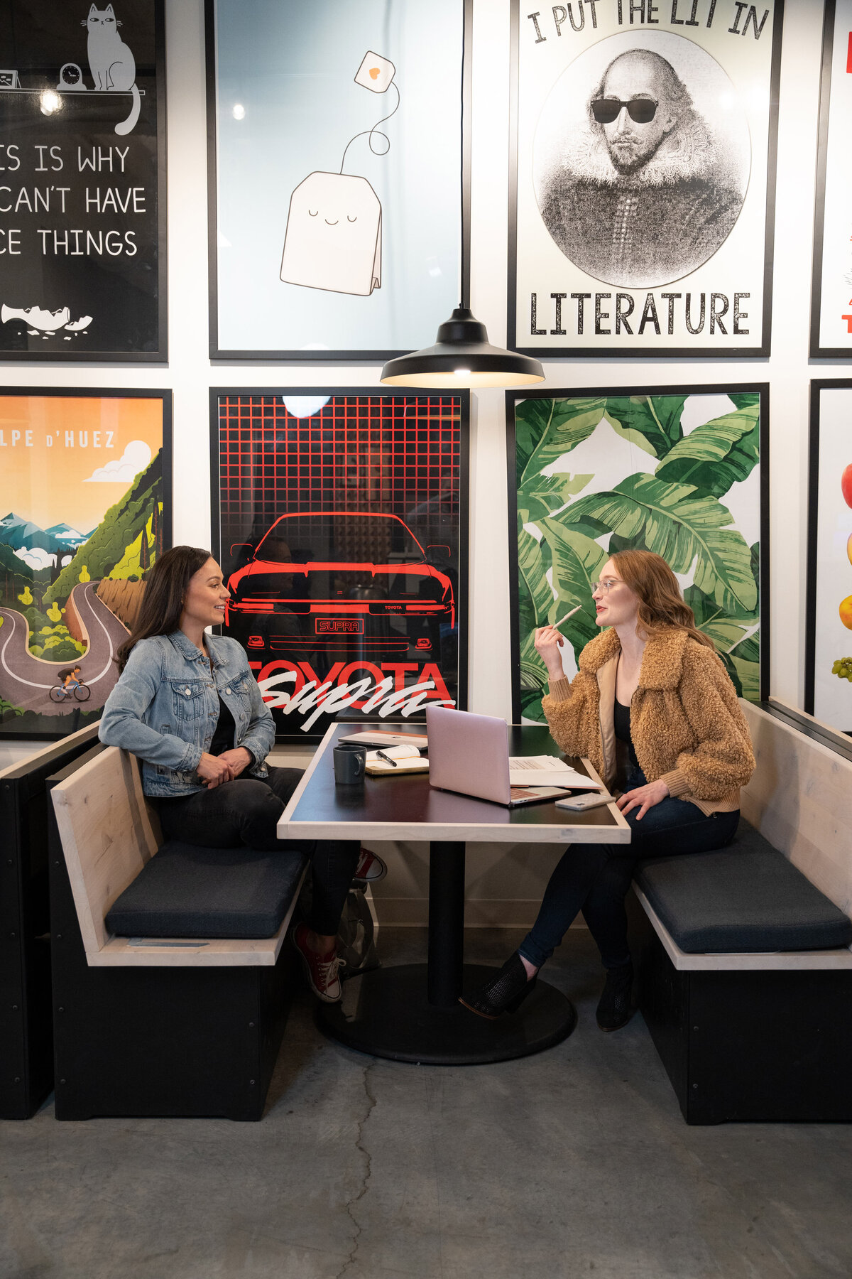 women-working-at-coffee-shop