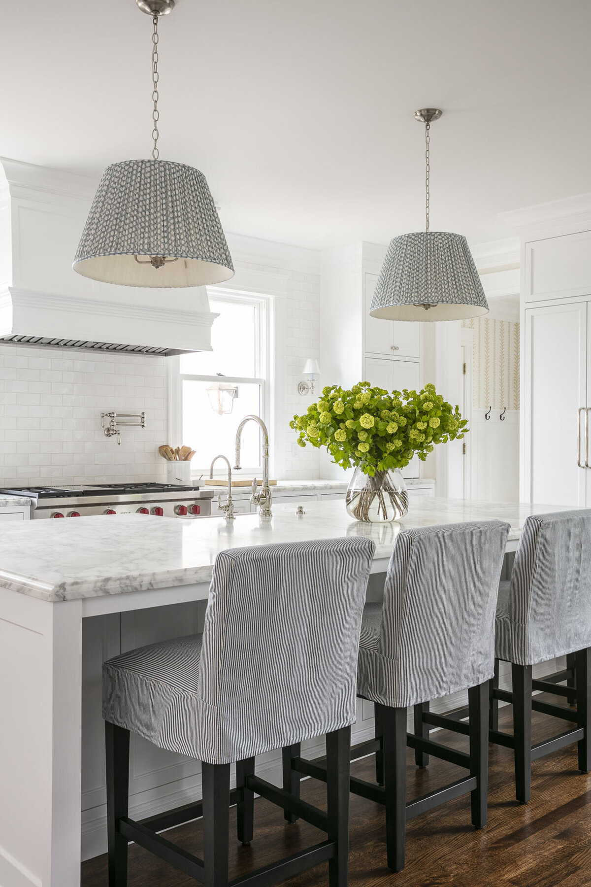 3-classic-white-kitchen-counter-stools-slipcover