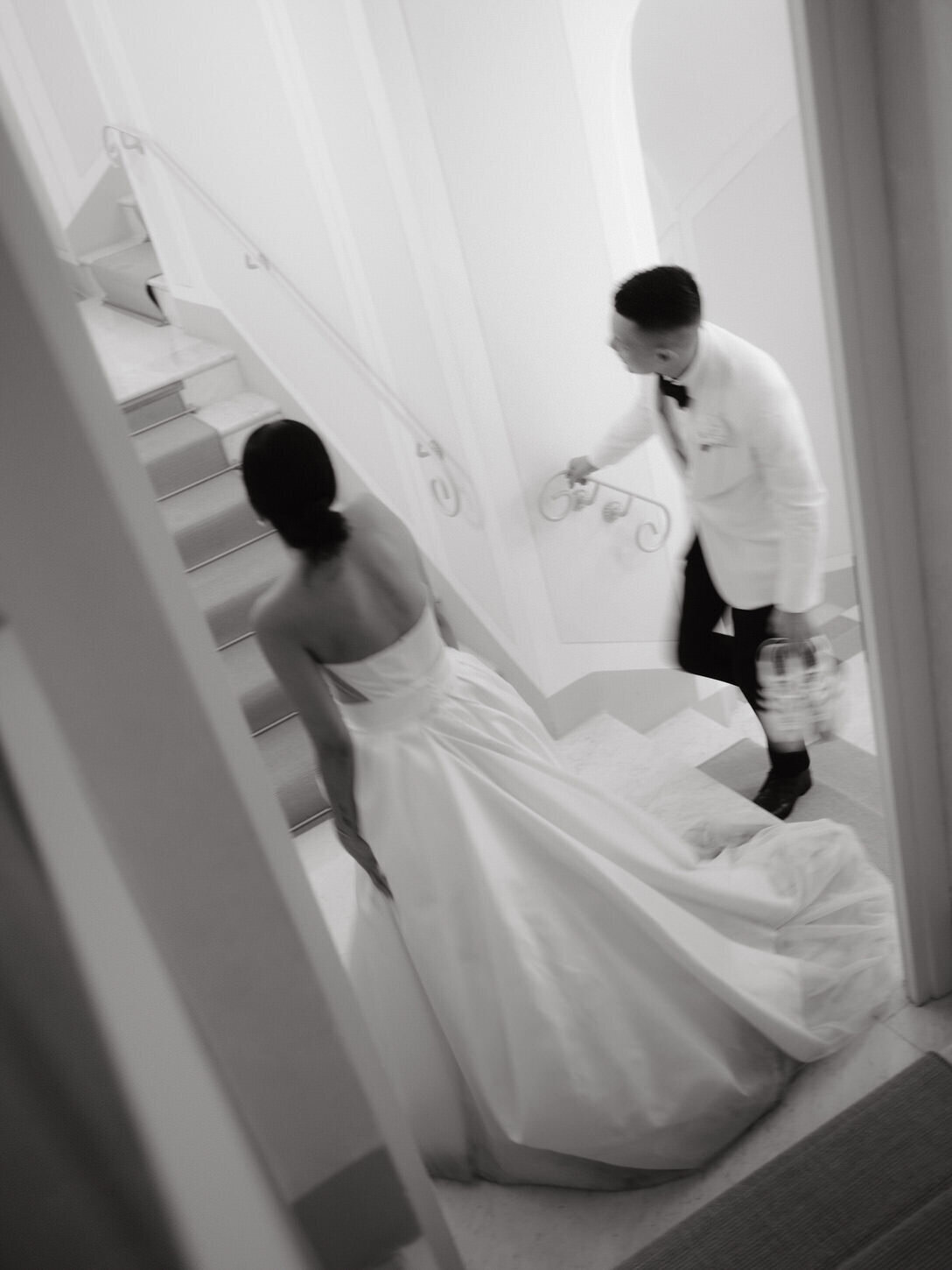 caruso-belmond-hotel-amalfi-coast-ravello-wedding-36-cake-cutting-poolside-jenny-fu-studio