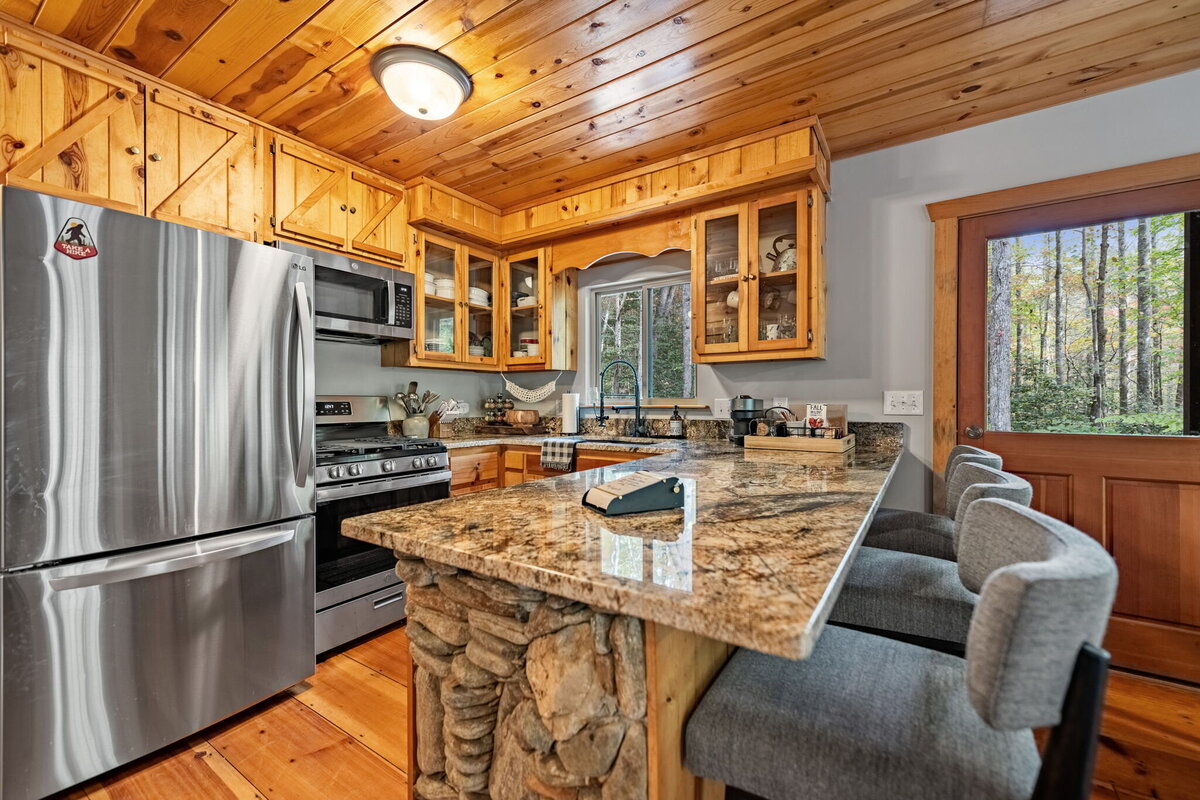 9Shady-Grove-Cabin-Blue-Ridge-GA_1221_Kitchen 2