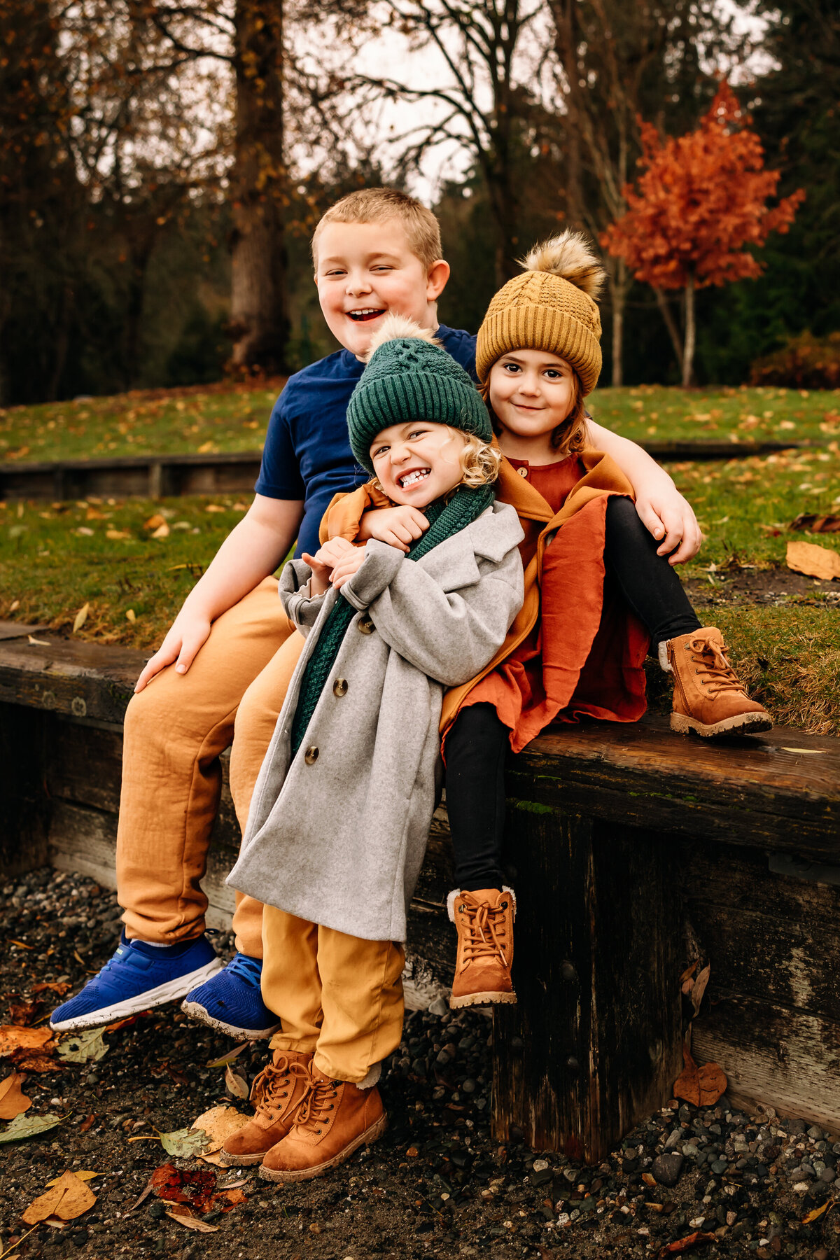 siblings-embracing-by-fall-park