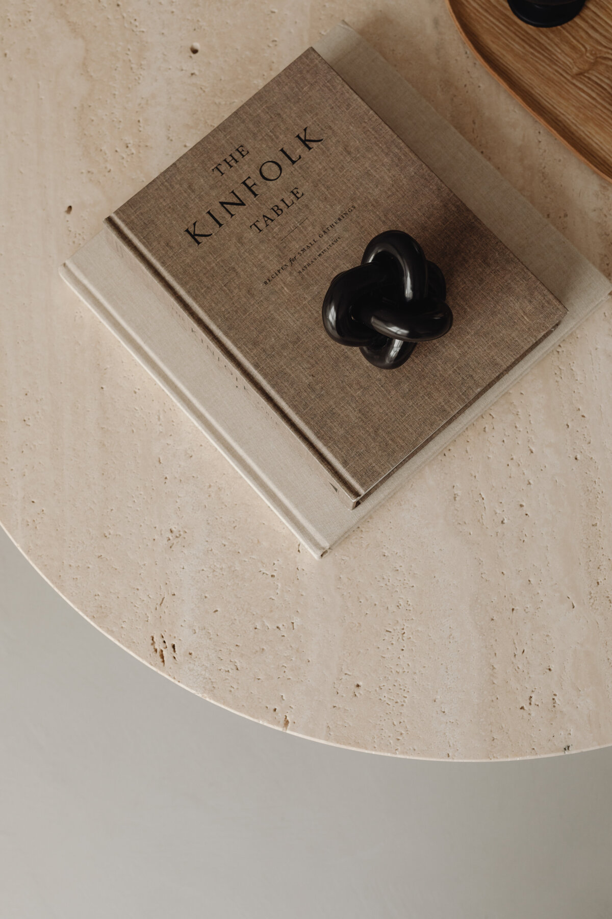 kaboompics_book-kinfolk-28874