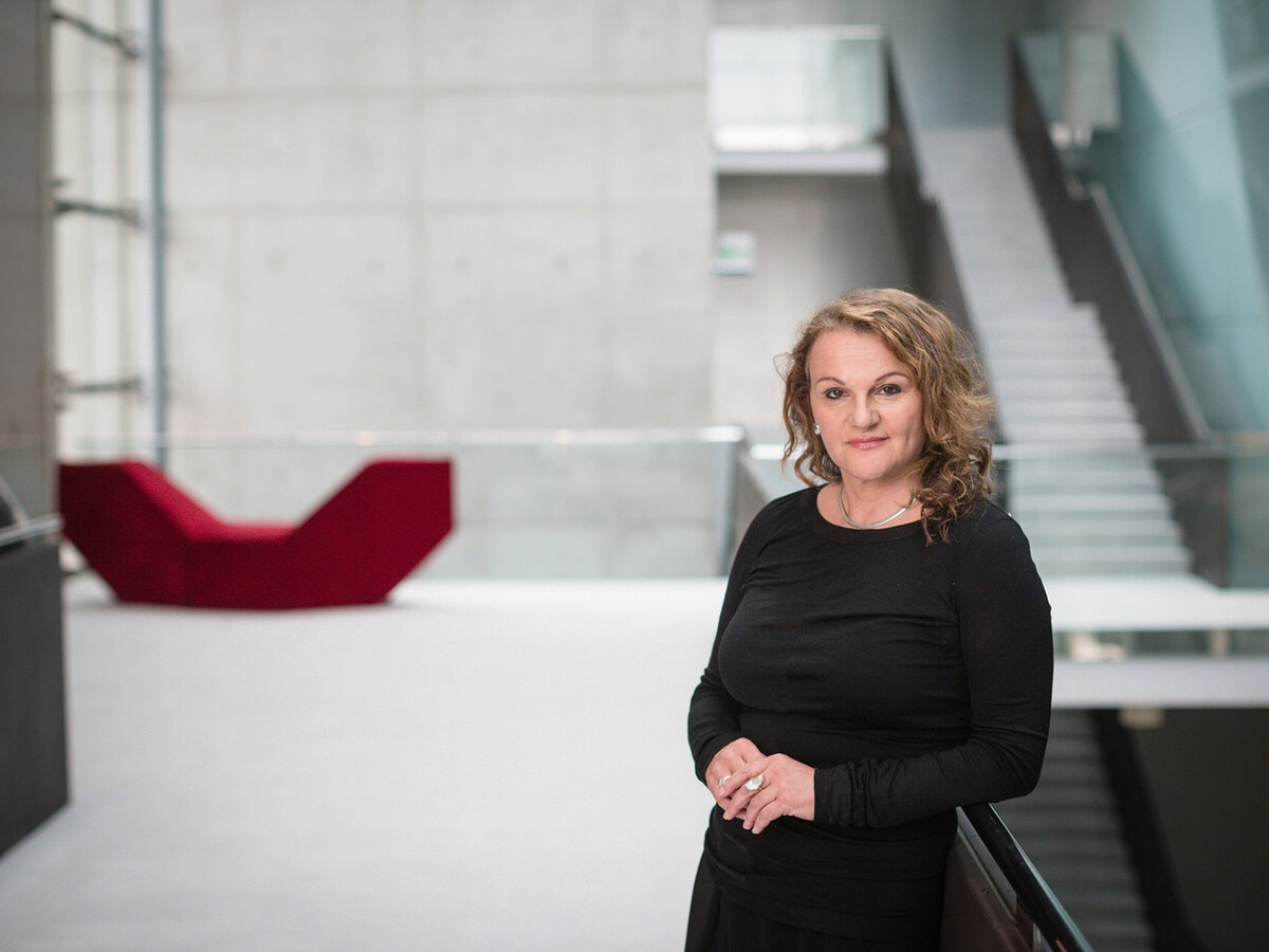 Businessportrait in lichtdurchflutetem Architekturambiente – fotografiert von Atelier Schulte in Wien. Professionelle Portraitfotografie für Unternehmerinnen und Entscheider österreichweit.