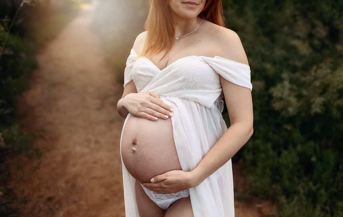 intimate maternity photos outdoors in loveland